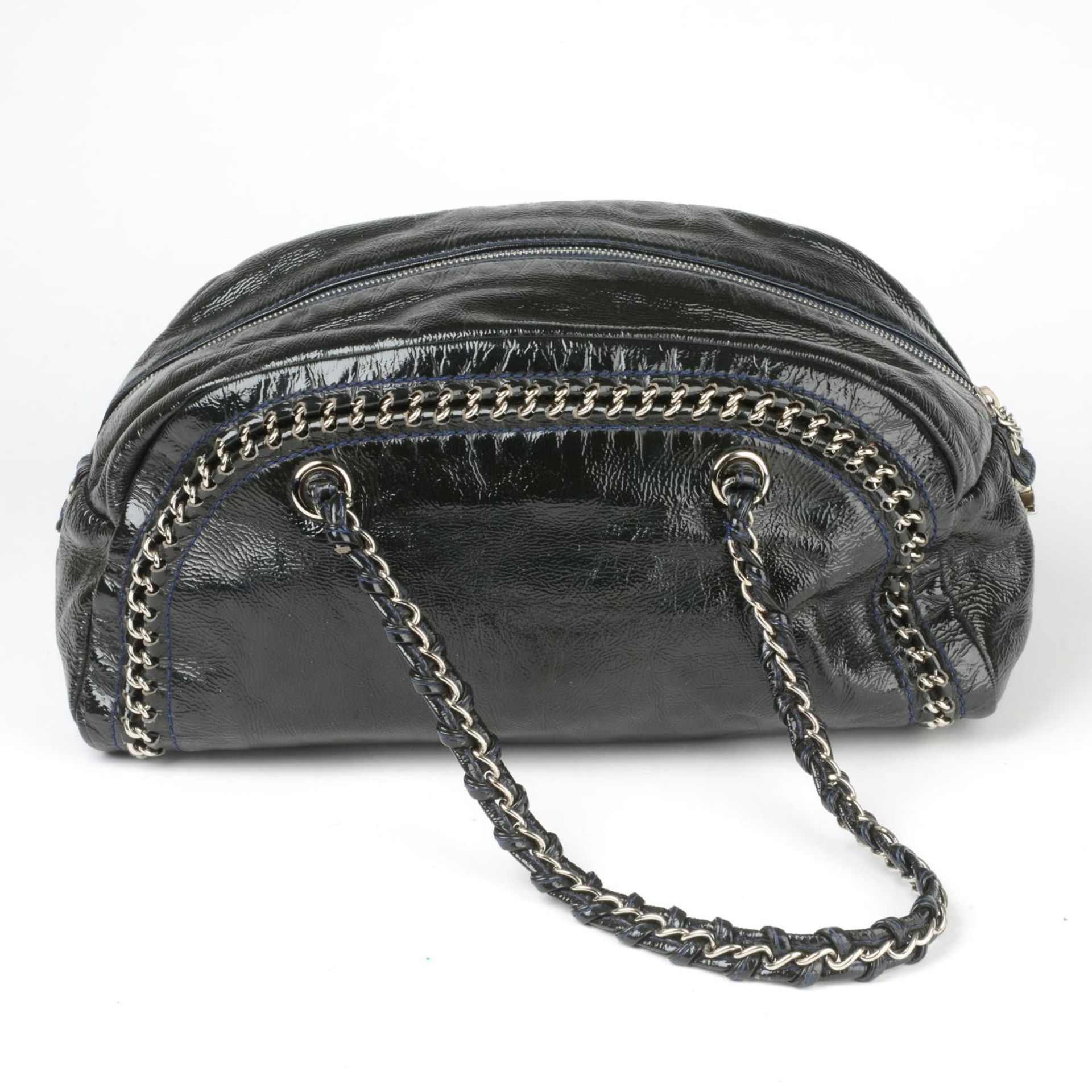 CHANEL - a Chain Trim Luxe Ligne Boston handbag. - Bild 3 aus 5