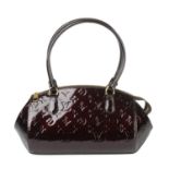 LOUIS VUITTON - an Amarante Vernis Sherwood PM handbag.