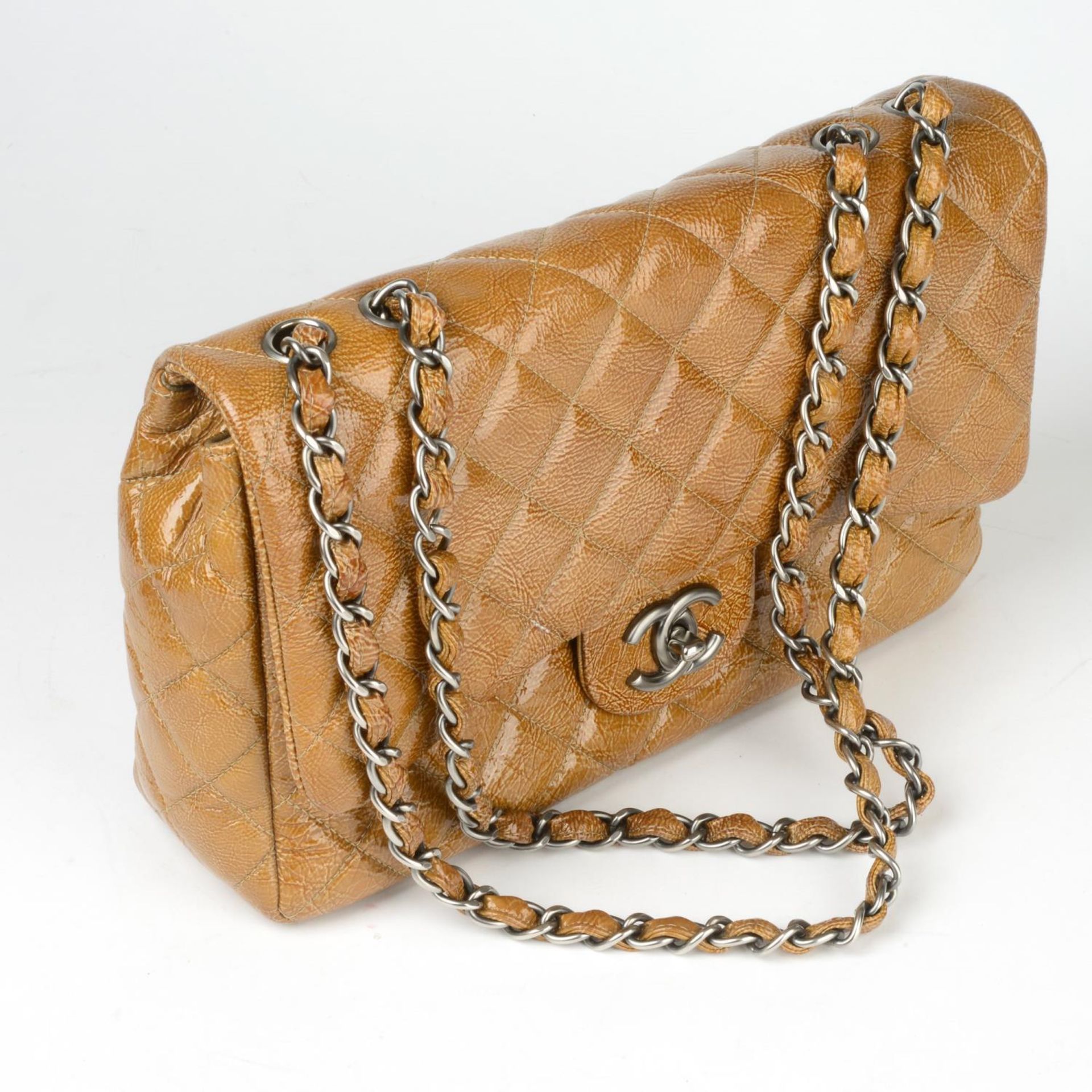CHANEL - a crinkled patent leather Single Flap handbag. - Bild 2 aus 4