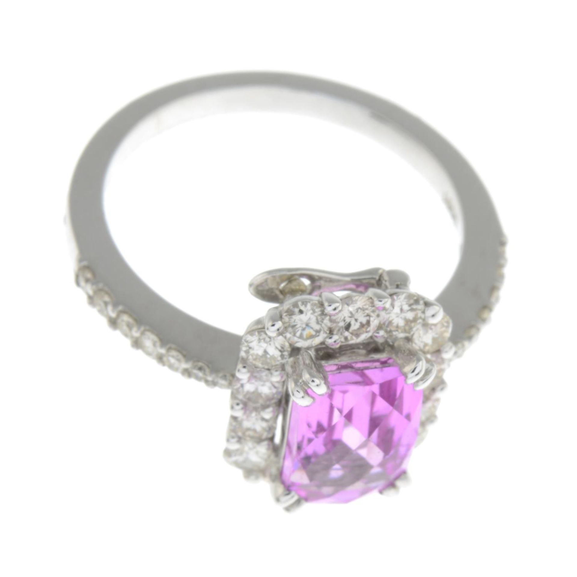 An interchangeable gem-set and brilliant-cut diamond cluster ring.Gems include, - Bild 2 aus 3