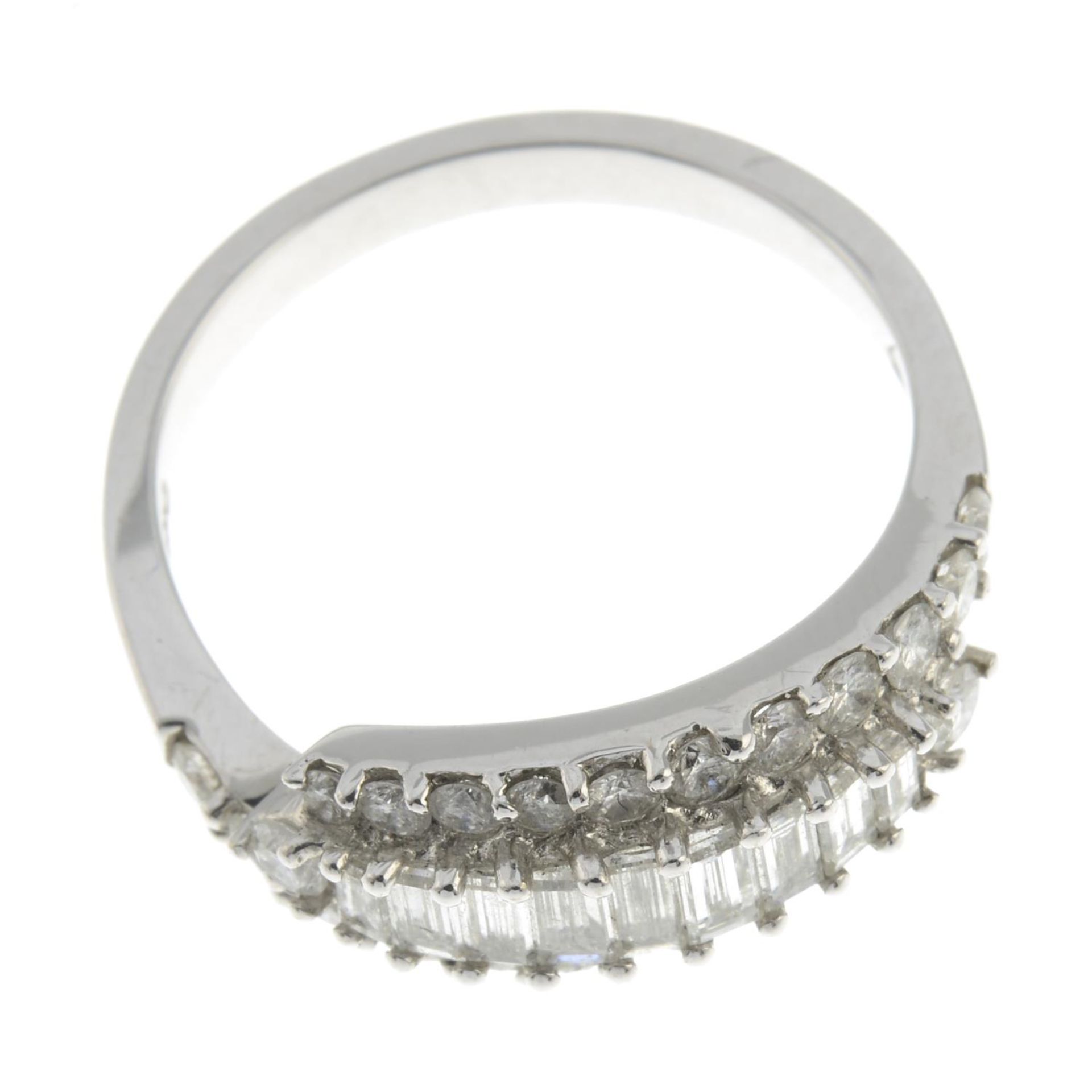 A brilliant and baguette-cut diamond dress ring.Estimated total diamond weight 1ct, - Bild 2 aus 3