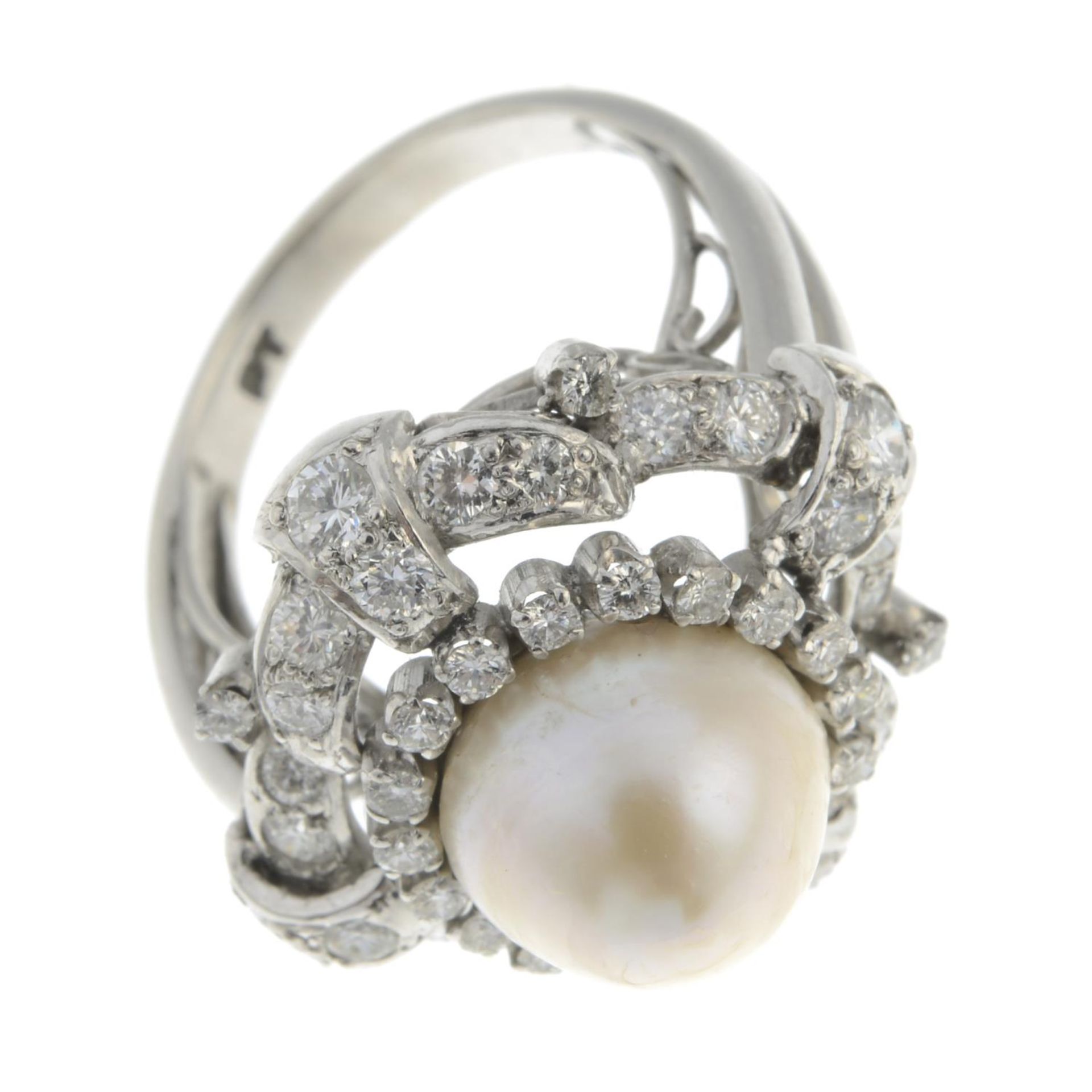 A cultured pearl and brilliant-cut diamond dress ring.AF.Cultured pearl measuring approximately - Bild 2 aus 3