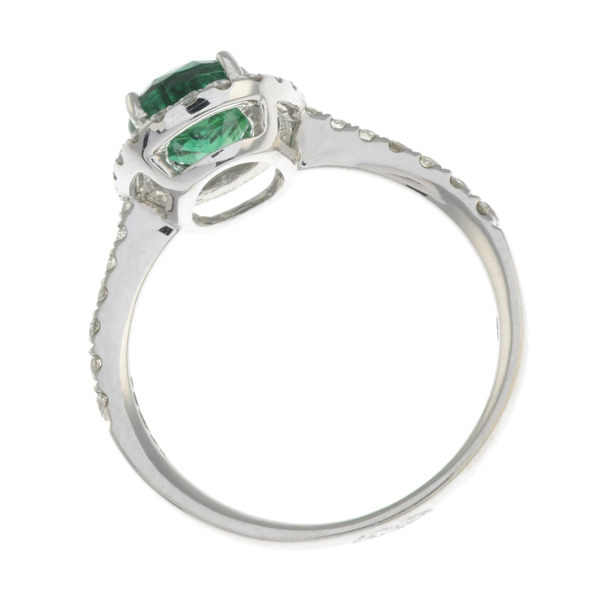 An 18ct gold emerald and brilliant-cut diamond dress ring.Emerald weight 1.26cts.Total diamond - Bild 3 aus 3