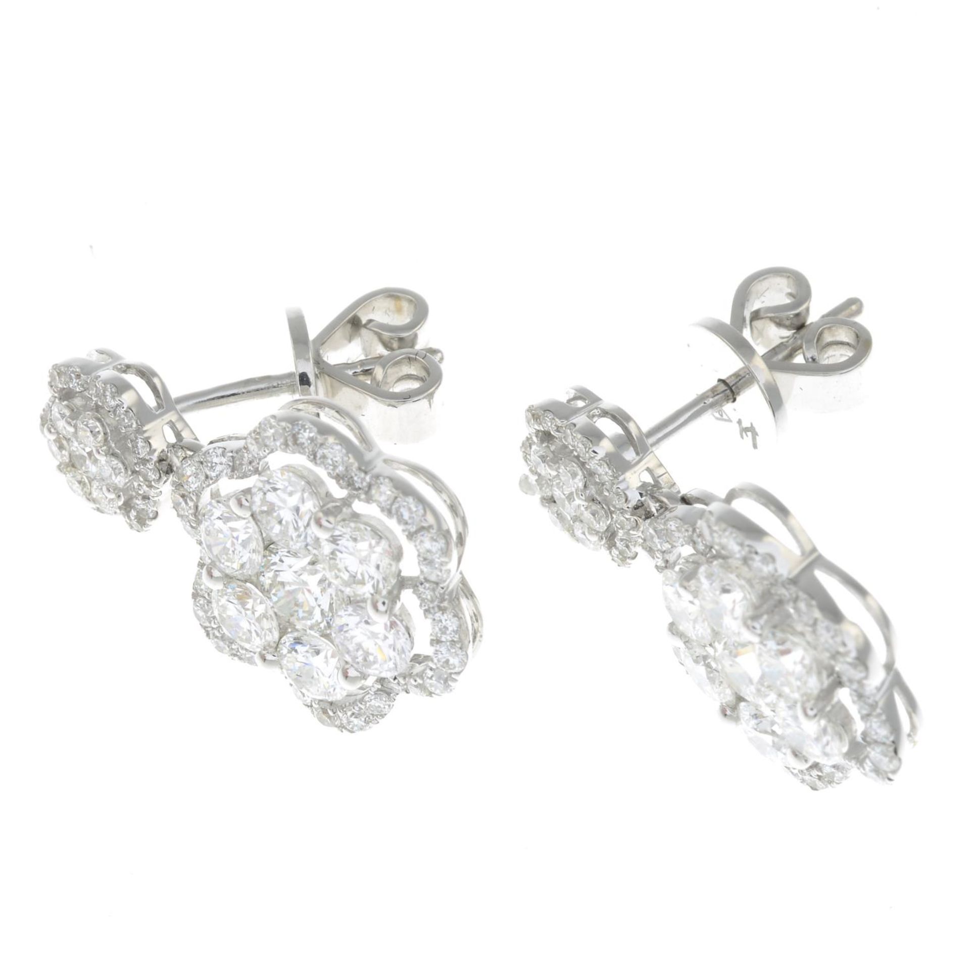 A pair of 18ct gold brilliant-cut diamond floral cluster drop earrings.Estimated total diamond - Bild 2 aus 2