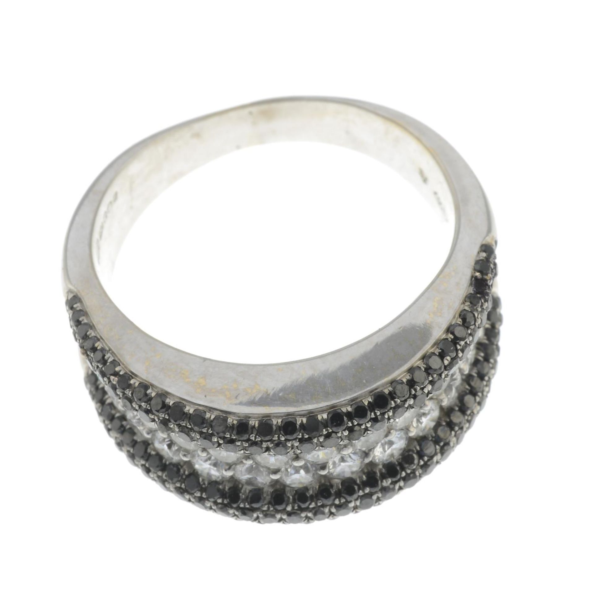 An 18ct gold diamond and black gem dress ring.Estimated total diamond weight 0.85ct, - Bild 2 aus 3