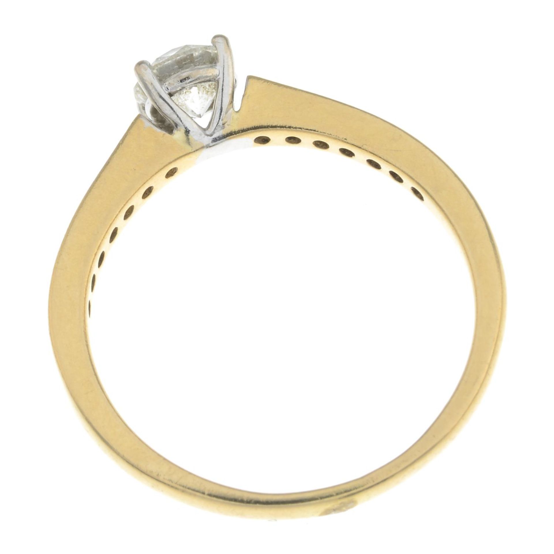 An 18ct gold brilliant-cut diamond single-stone ring, - Bild 3 aus 3