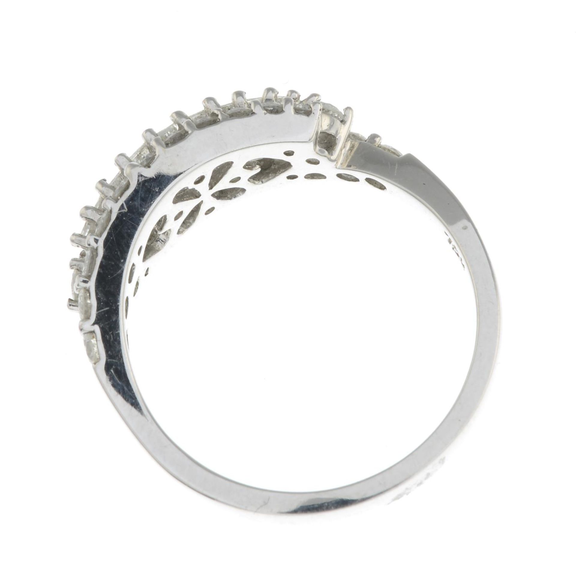 A brilliant and baguette-cut diamond dress ring.Estimated total diamond weight 1ct, - Bild 3 aus 3