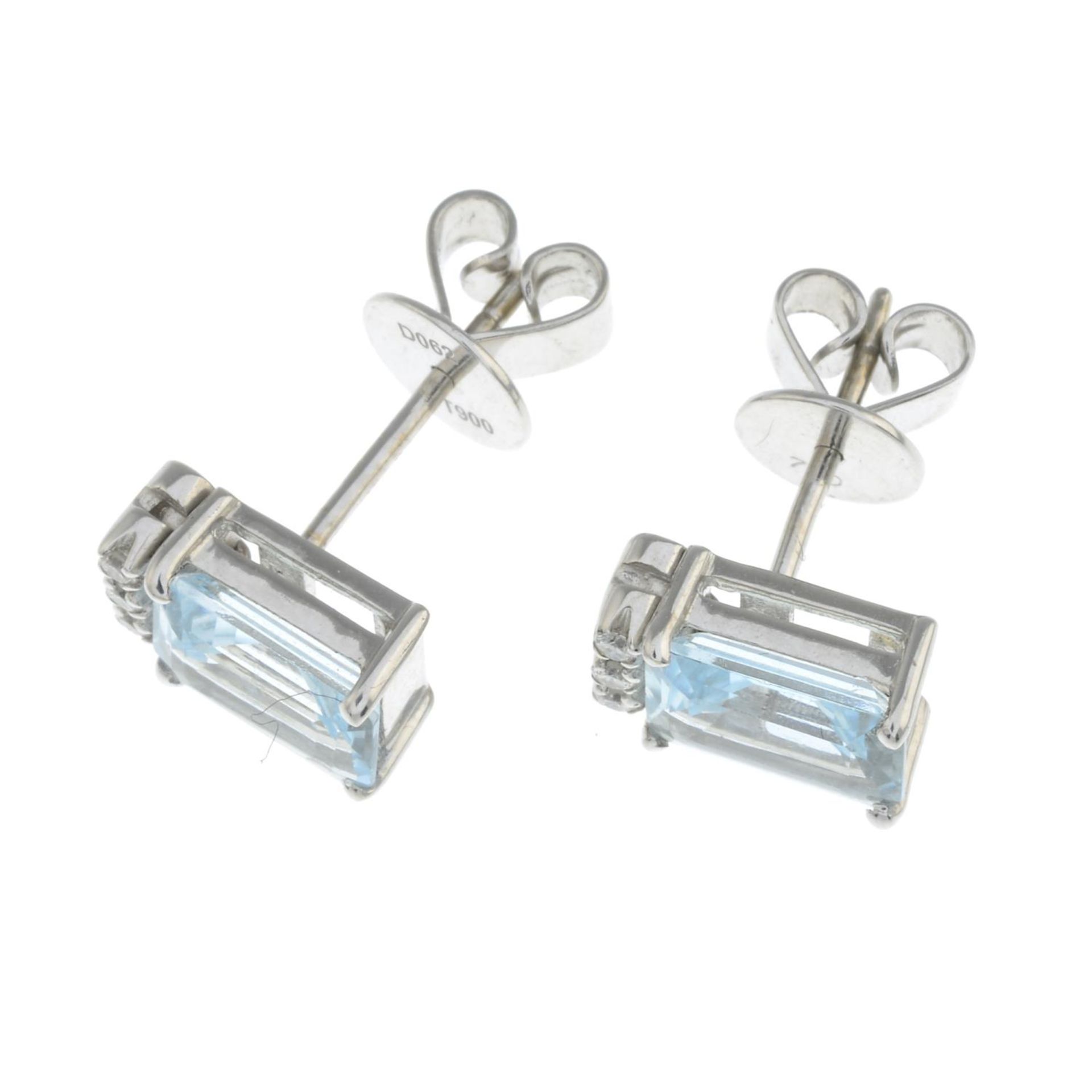 A pair of aquamarine and brilliant-cut diamond earrings.Total calculated aquamarine weight 2.24cts, - Bild 2 aus 3