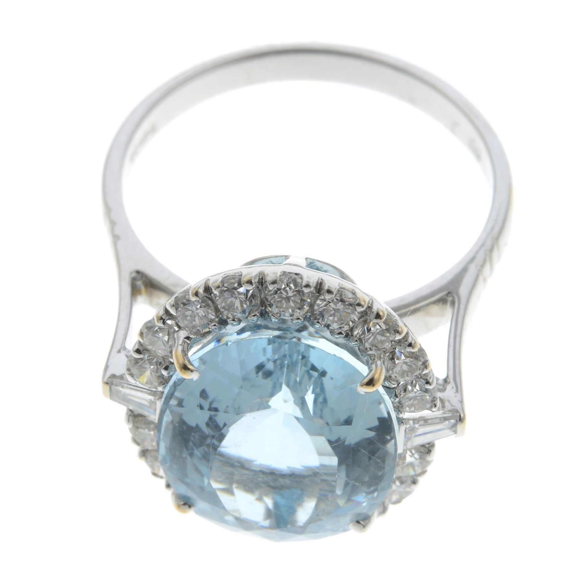 An 18ct gold aquamarine and vari-cut diamond dress ring.Aquamarine calculated weight 5.93cts, - Bild 2 aus 3