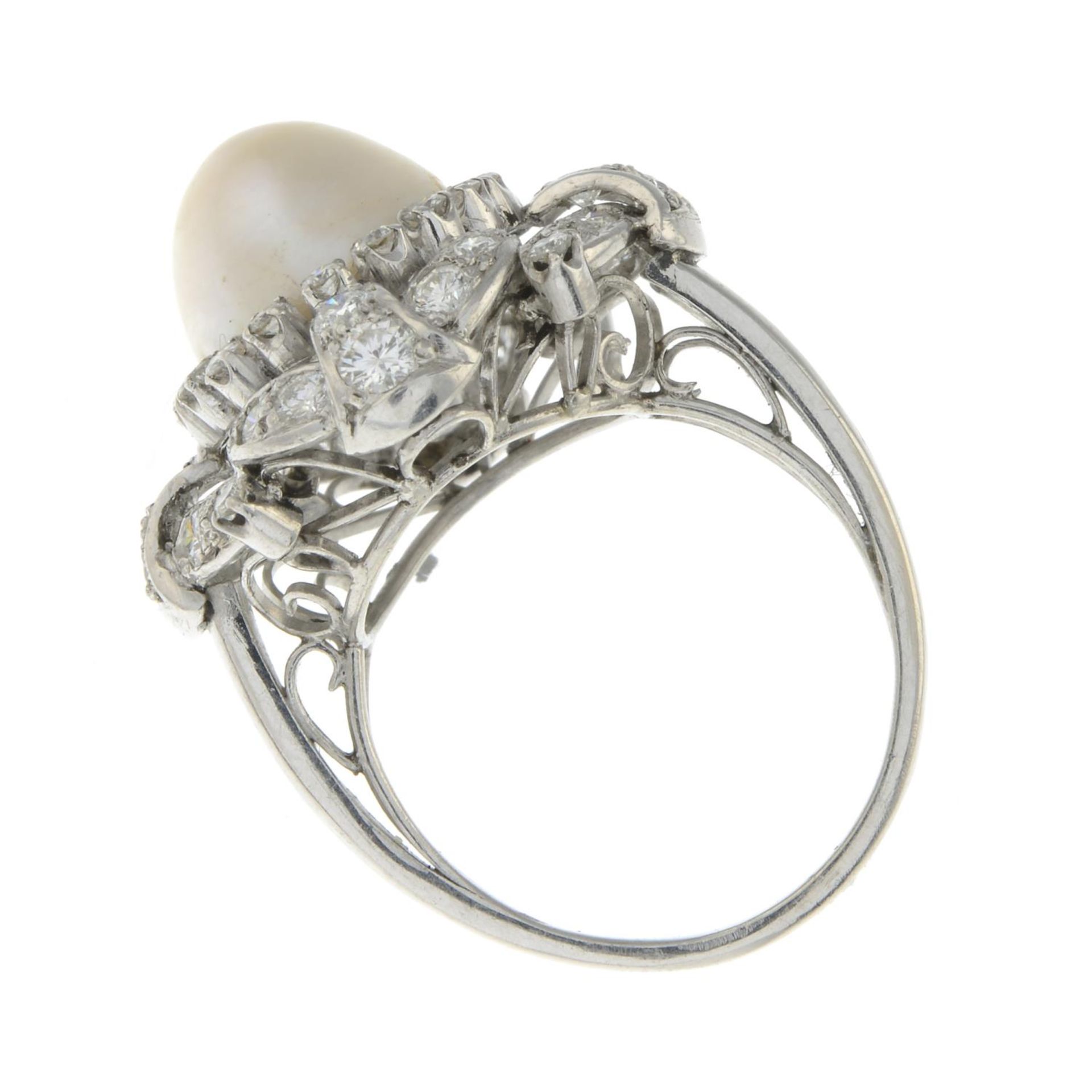 A cultured pearl and brilliant-cut diamond dress ring.AF.Cultured pearl measuring approximately - Bild 3 aus 3