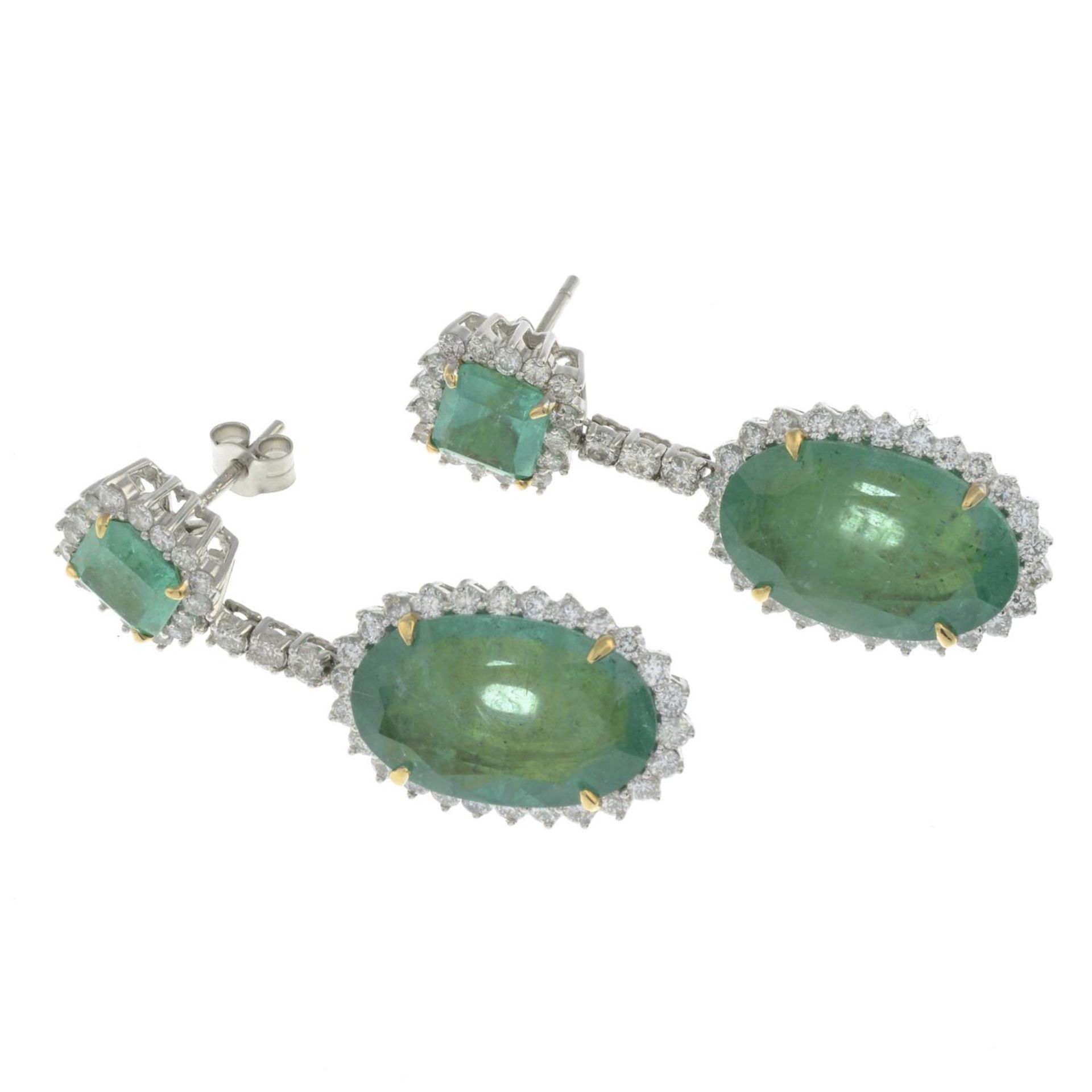 A pair of 18ct gold emerald and brilliant-cut diamond drop earrings.Total emerald weight - Bild 2 aus 2