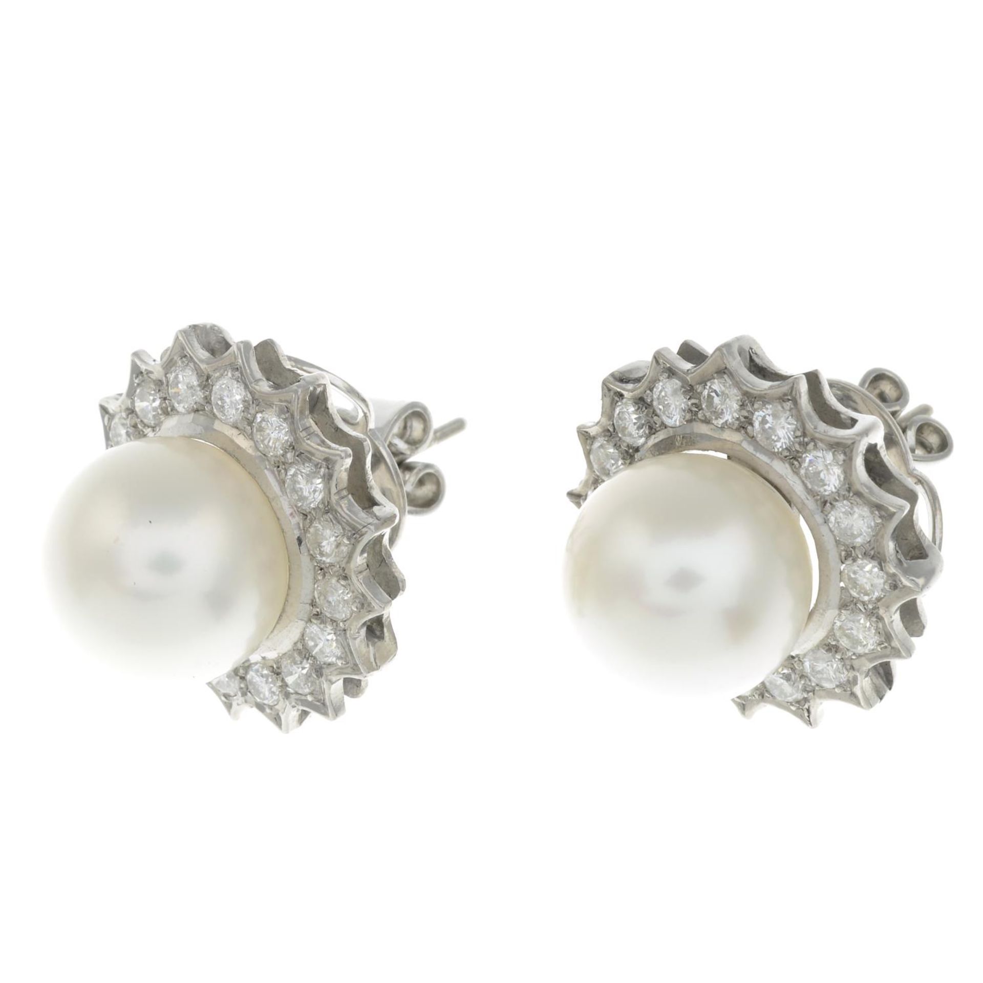 A pair of cultured pearl and brilliant-cut diamond cluster earrings.Estimated total diamond weight - Bild 2 aus 2