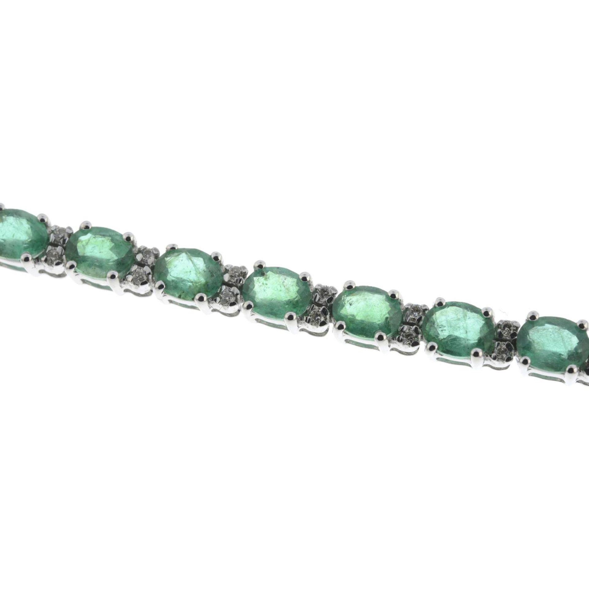 An 18ct gold emerald and brilliant-cut diamond line bracelet.Emerald weight 6.41cts.Diamond weight - Bild 2 aus 4