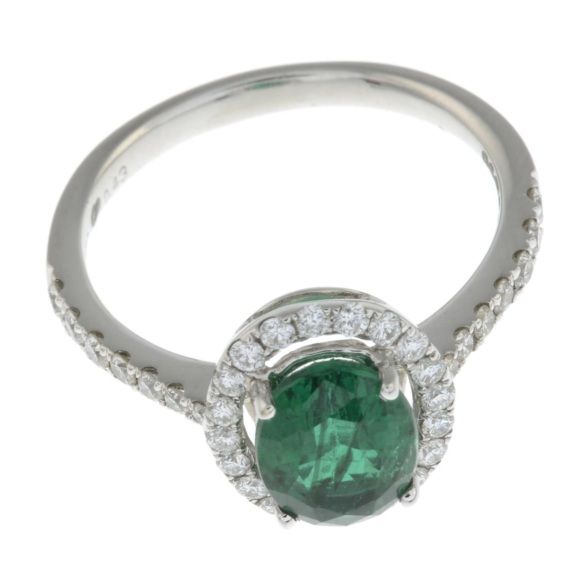 An 18ct gold emerald and brilliant-cut diamond dress ring.Emerald weight 1.26cts.Total diamond - Bild 2 aus 3