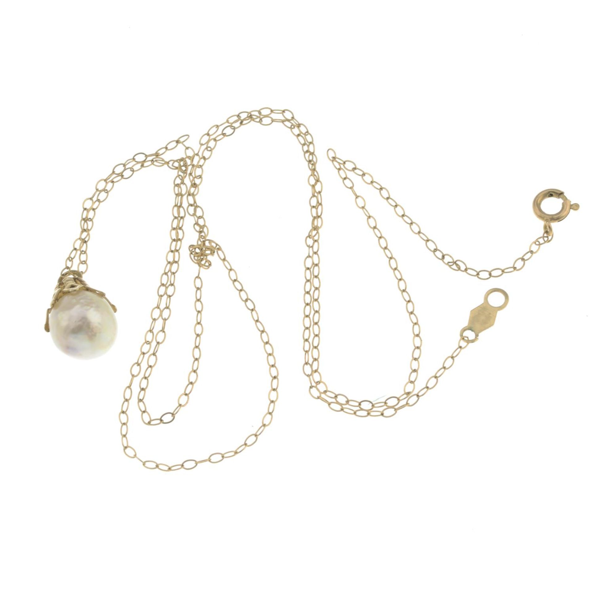 A cultured pearl pendant, suspended from a trace-link chain. - Bild 2 aus 2