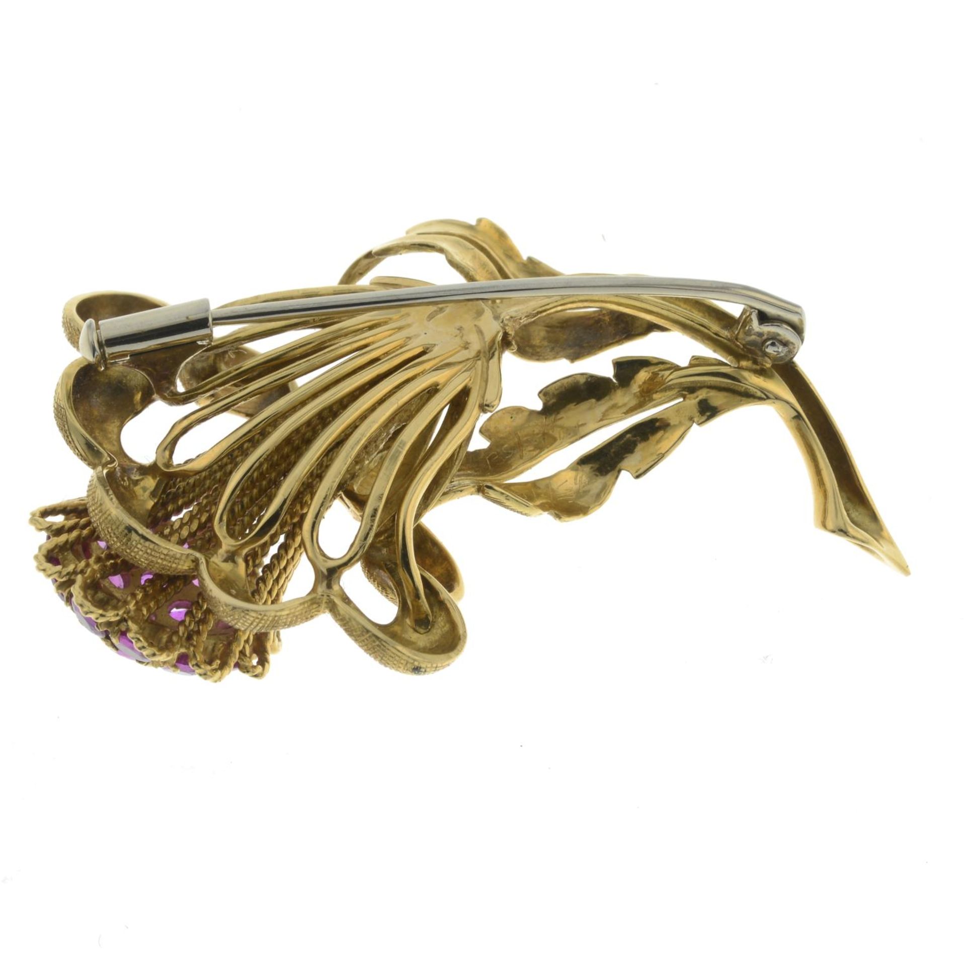 An 18ct gold ruby floral brooch.Import marks for 18ct gold. - Bild 2 aus 2