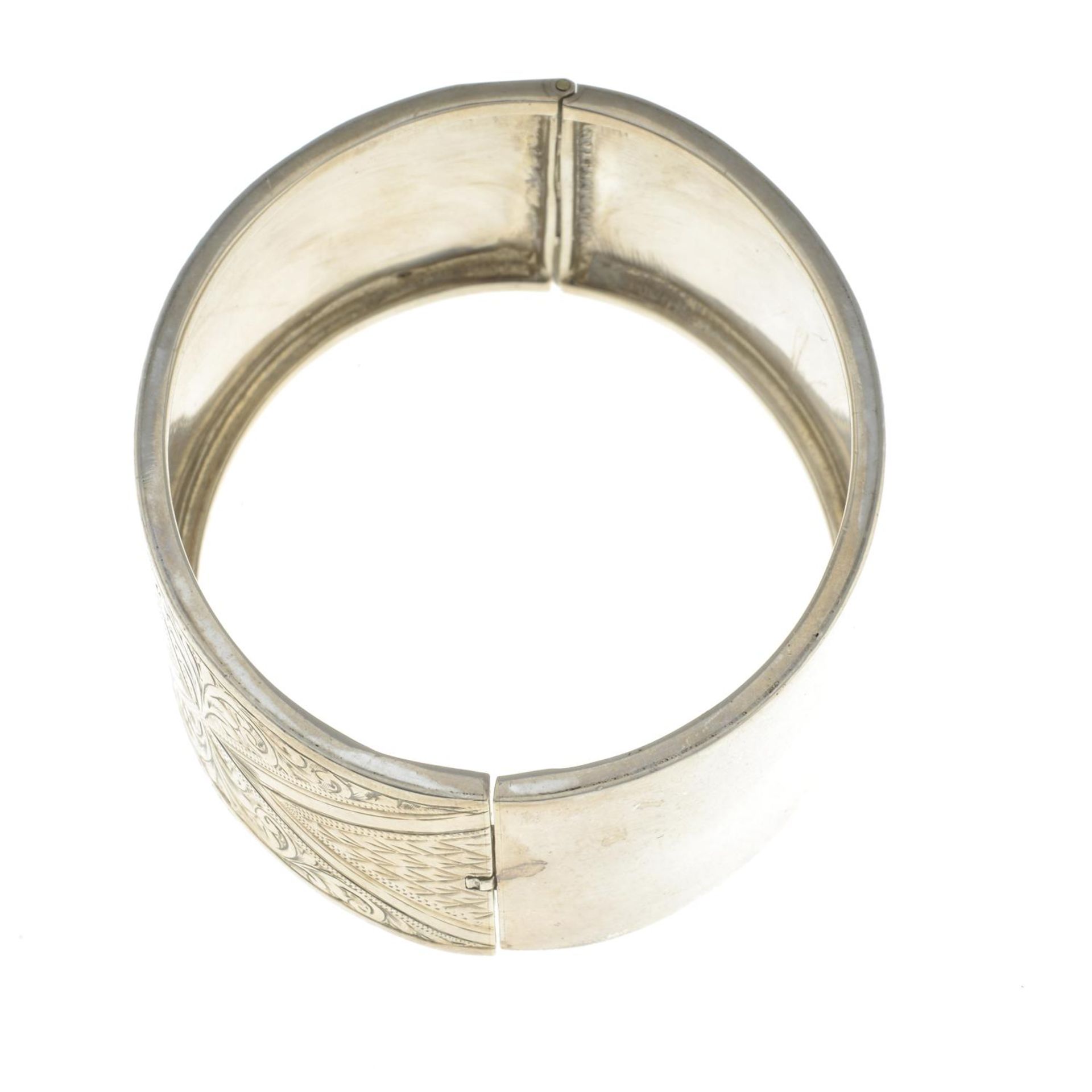 An engraved bangle.Inner diameter 6cms. - Bild 2 aus 2