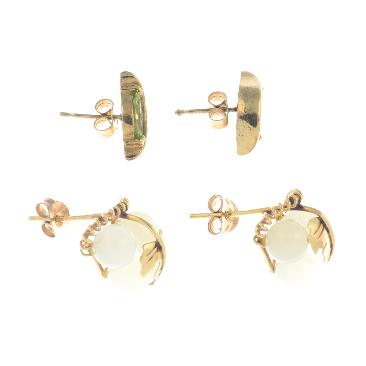 9ct gold peridot stud earrings, hallmarks for 9ct gold, length 1.3cms, 1.9gms. - Image 2 of 2