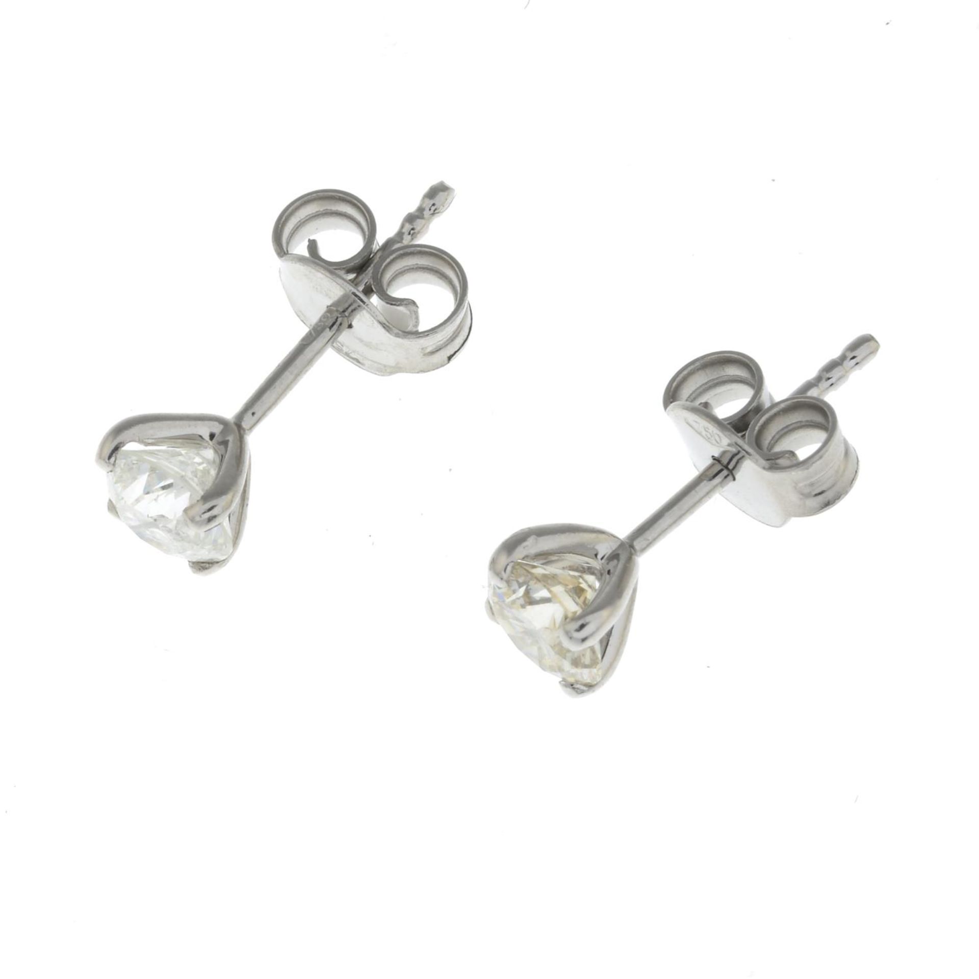 A pair of brilliant-cut diamond stud earrings.Estimated total diamond weight 0.85ct, - Bild 2 aus 2