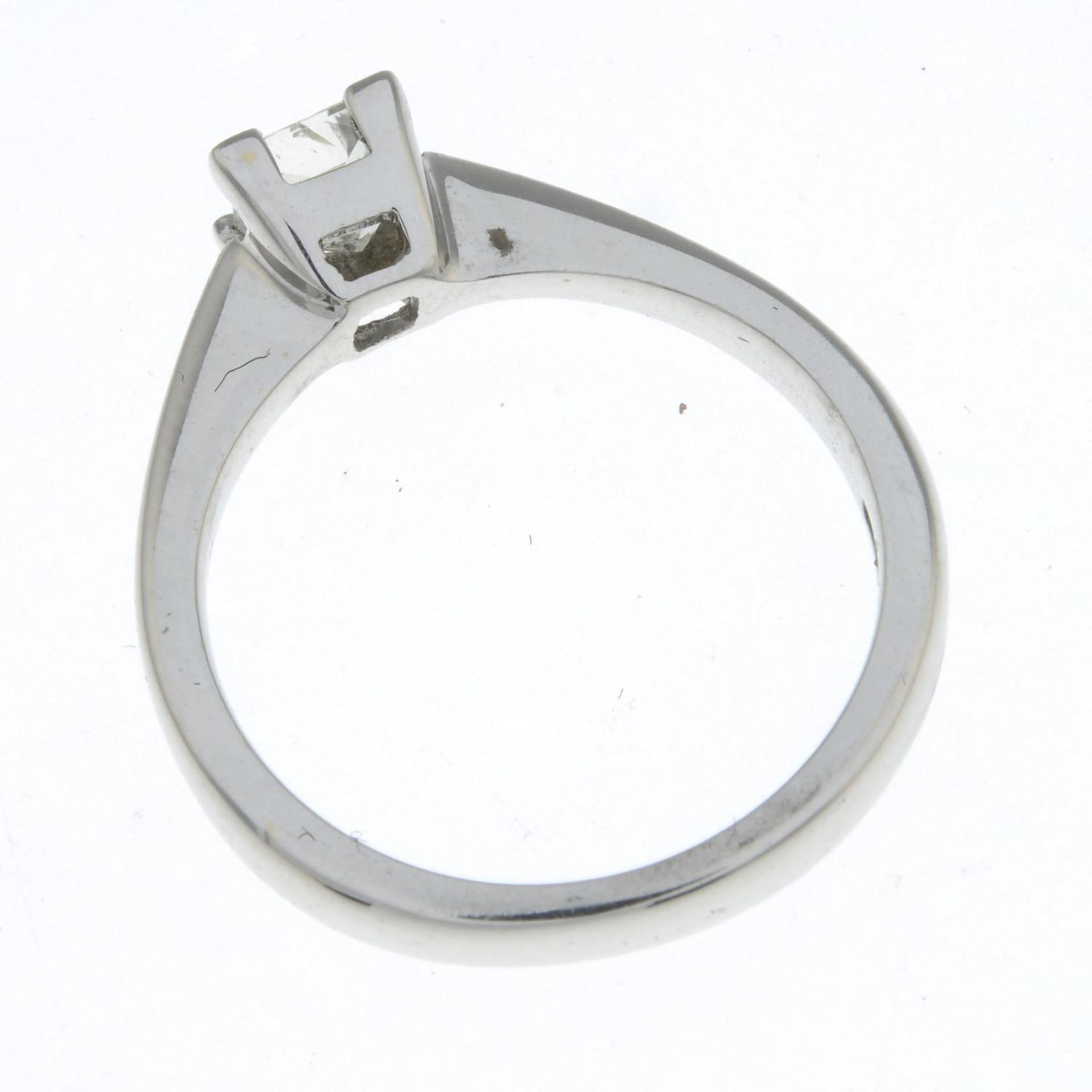 An 18ct gold diamond single-stone ring.Estimated diamond weight 0.35ct, I-J colour, P1 clarity. - Bild 2 aus 2