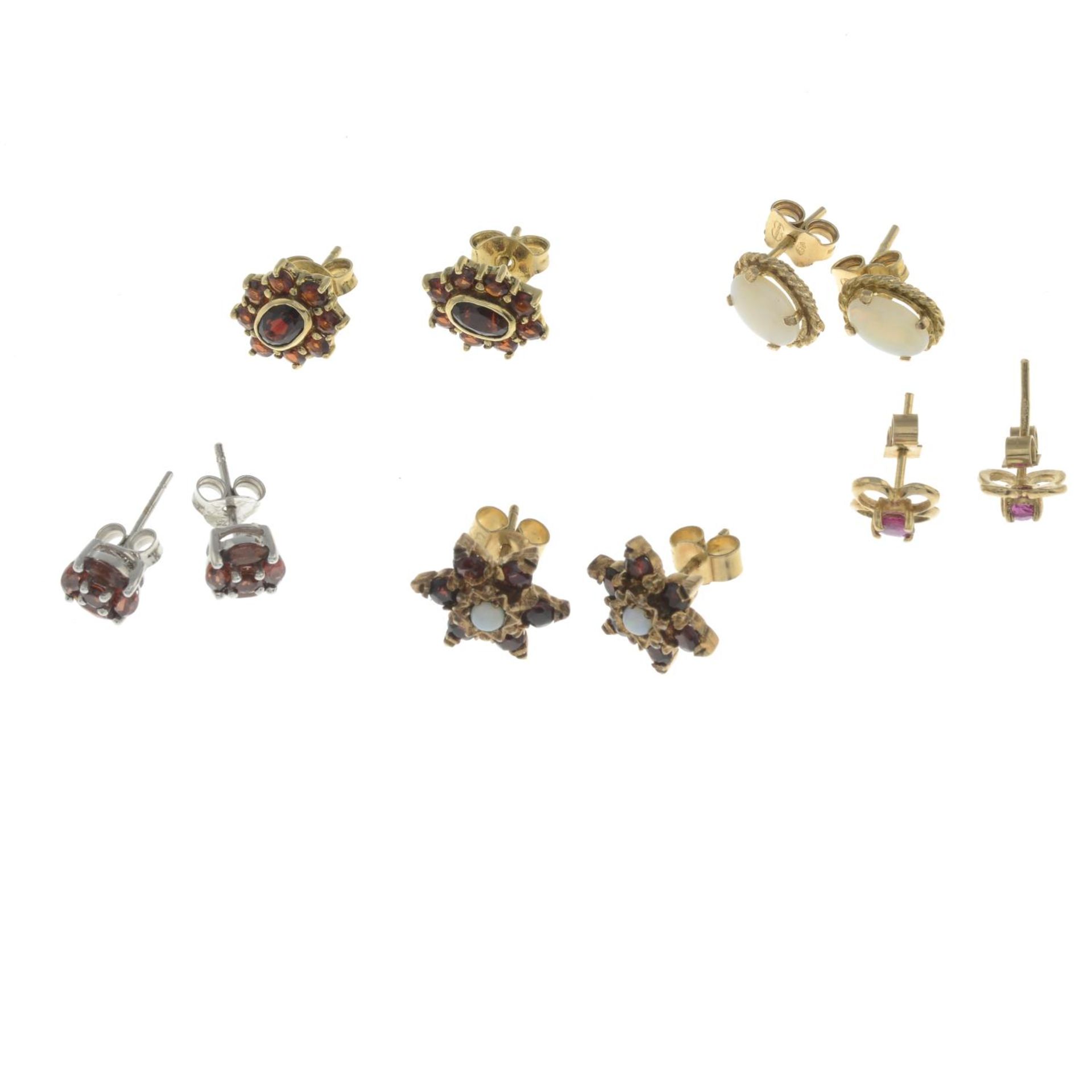 Four pairs of 9ct gold gem-set earrings, - Bild 2 aus 2