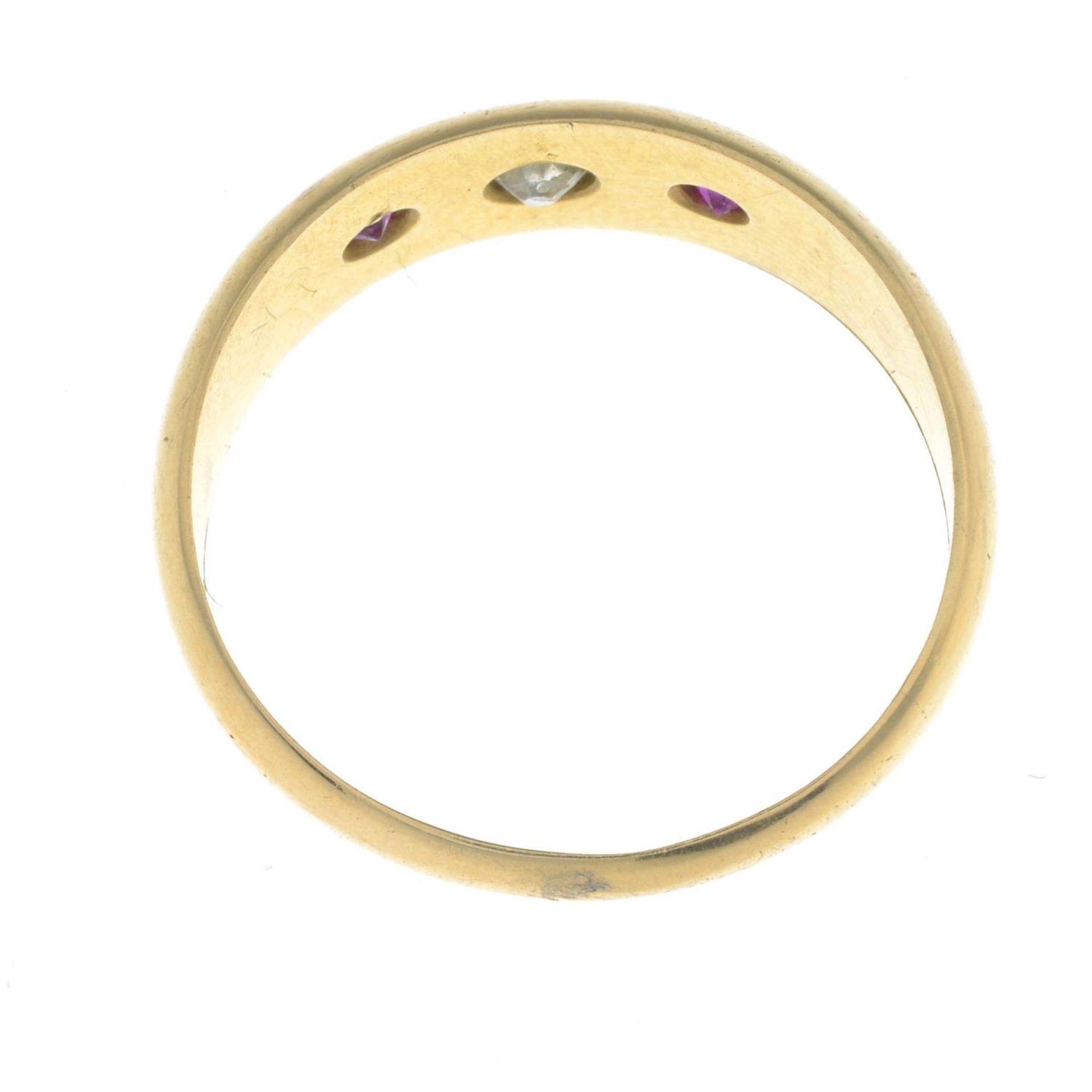 A late Victorian 18ct gold ruby and diamond three-stone ring, - Bild 2 aus 2