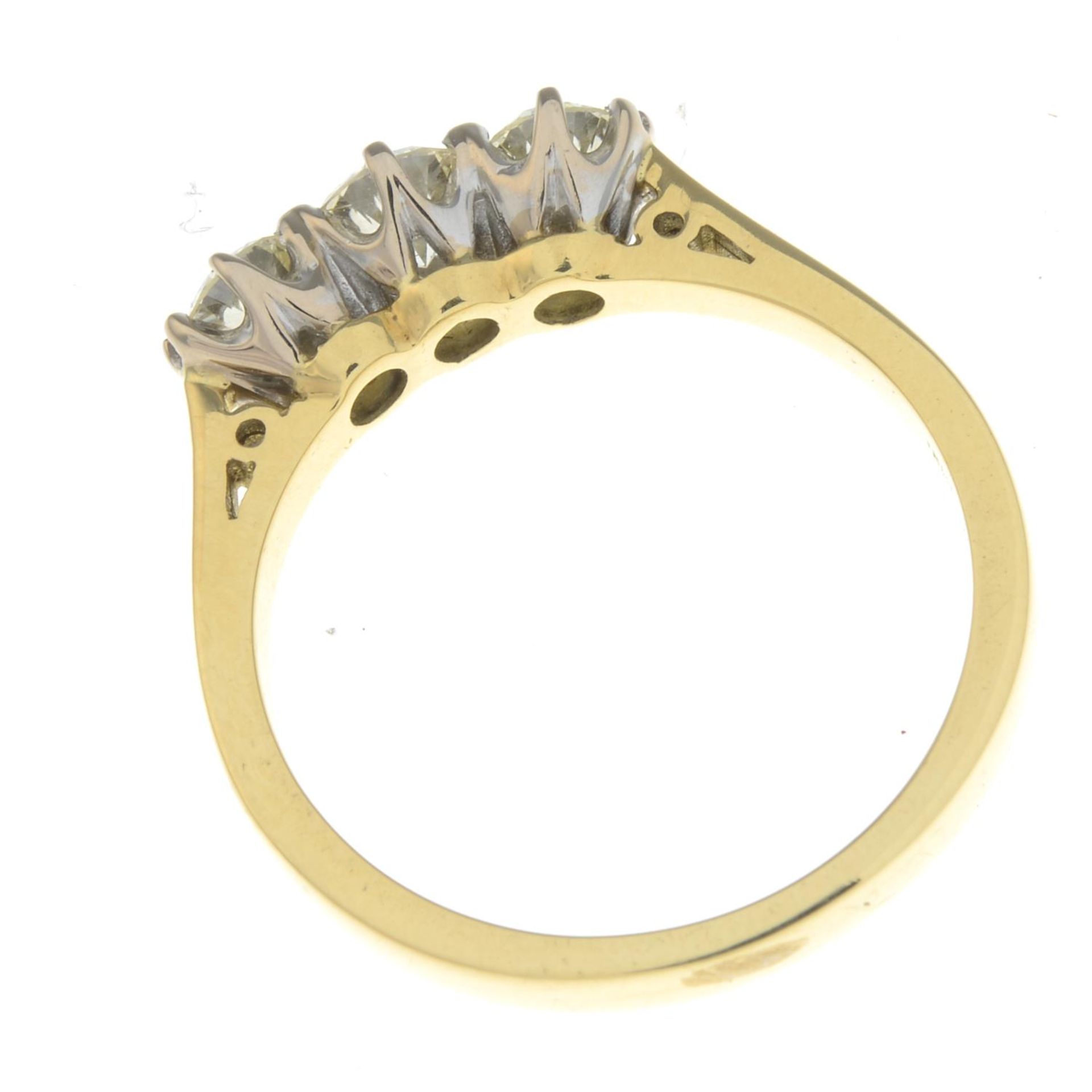 An 18ct gold diamond three-stone ring. - Bild 2 aus 2