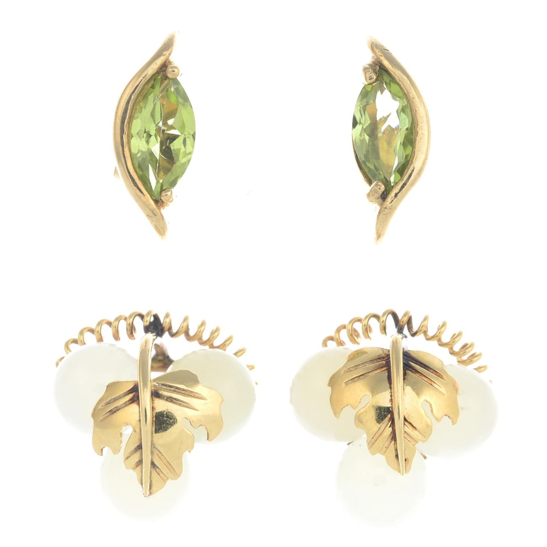 9ct gold peridot stud earrings, hallmarks for 9ct gold, length 1.3cms, 1.9gms.