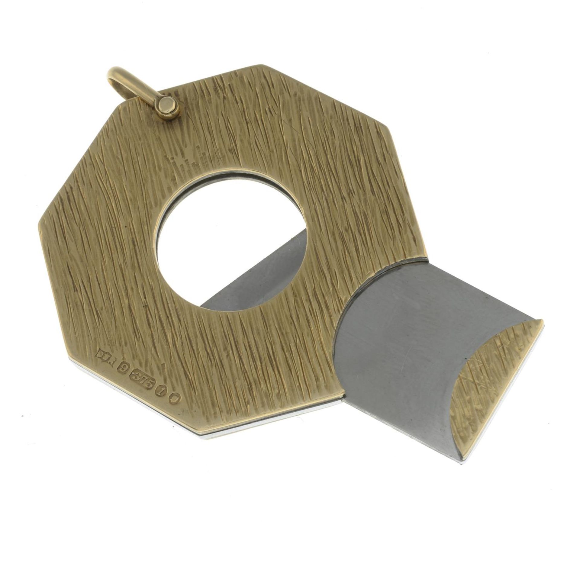 A 1960s 9ct gold cigar cutter.Hallmarks for London, 1966.Length 4.2cms. - Bild 2 aus 2