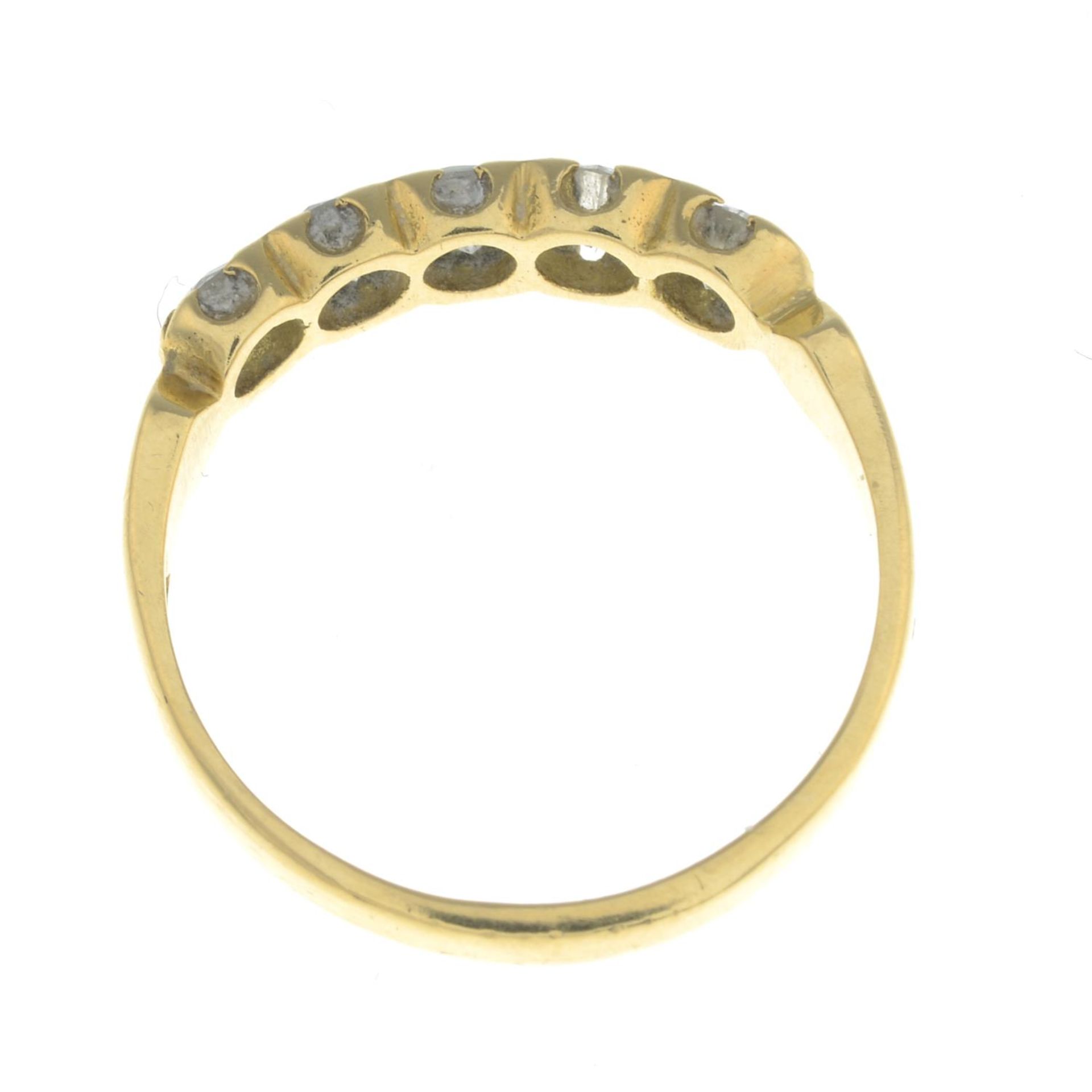 An 18ct gold diamond five-stone ring. - Bild 2 aus 2