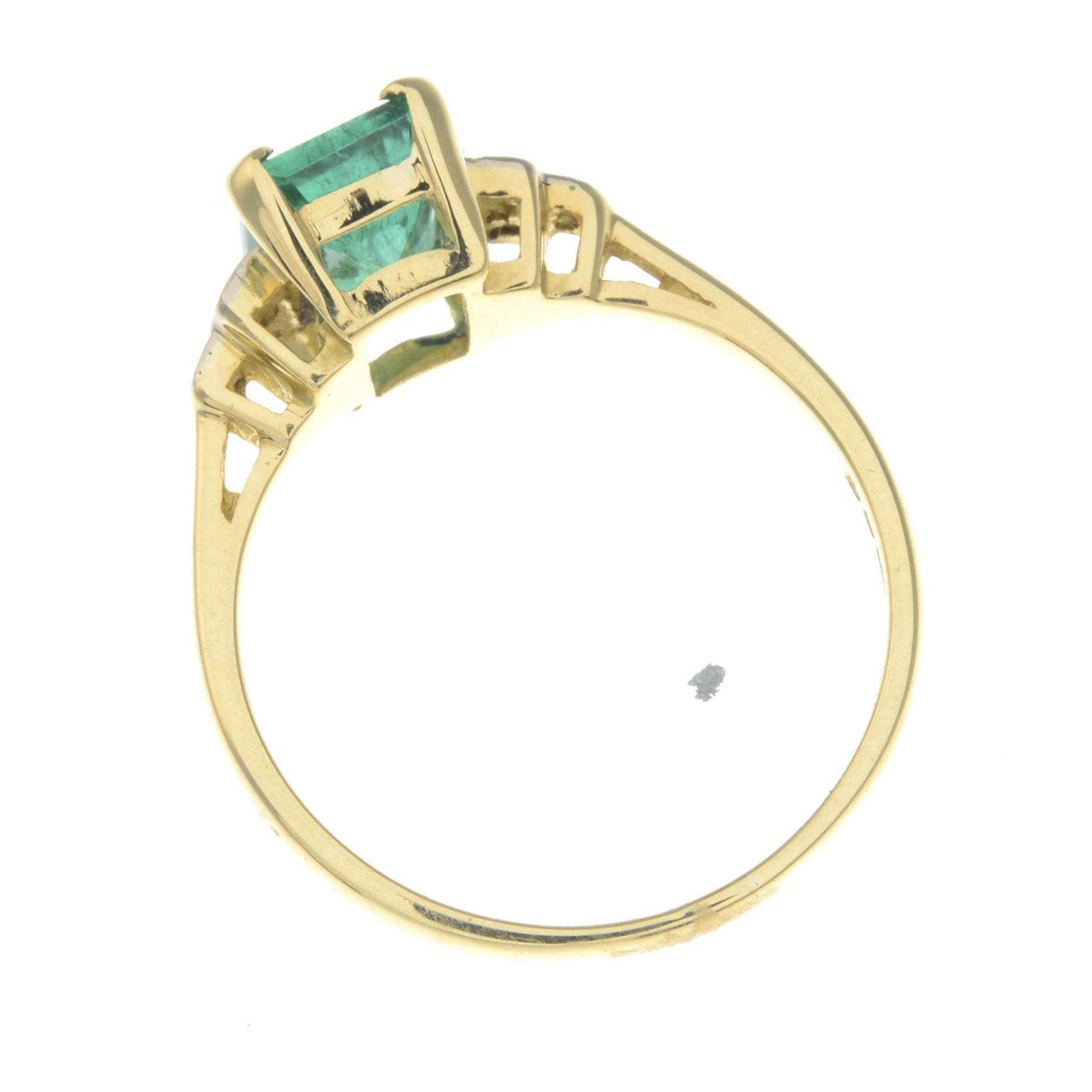 An 18ct gold emerald and diamond ring. - Bild 2 aus 2