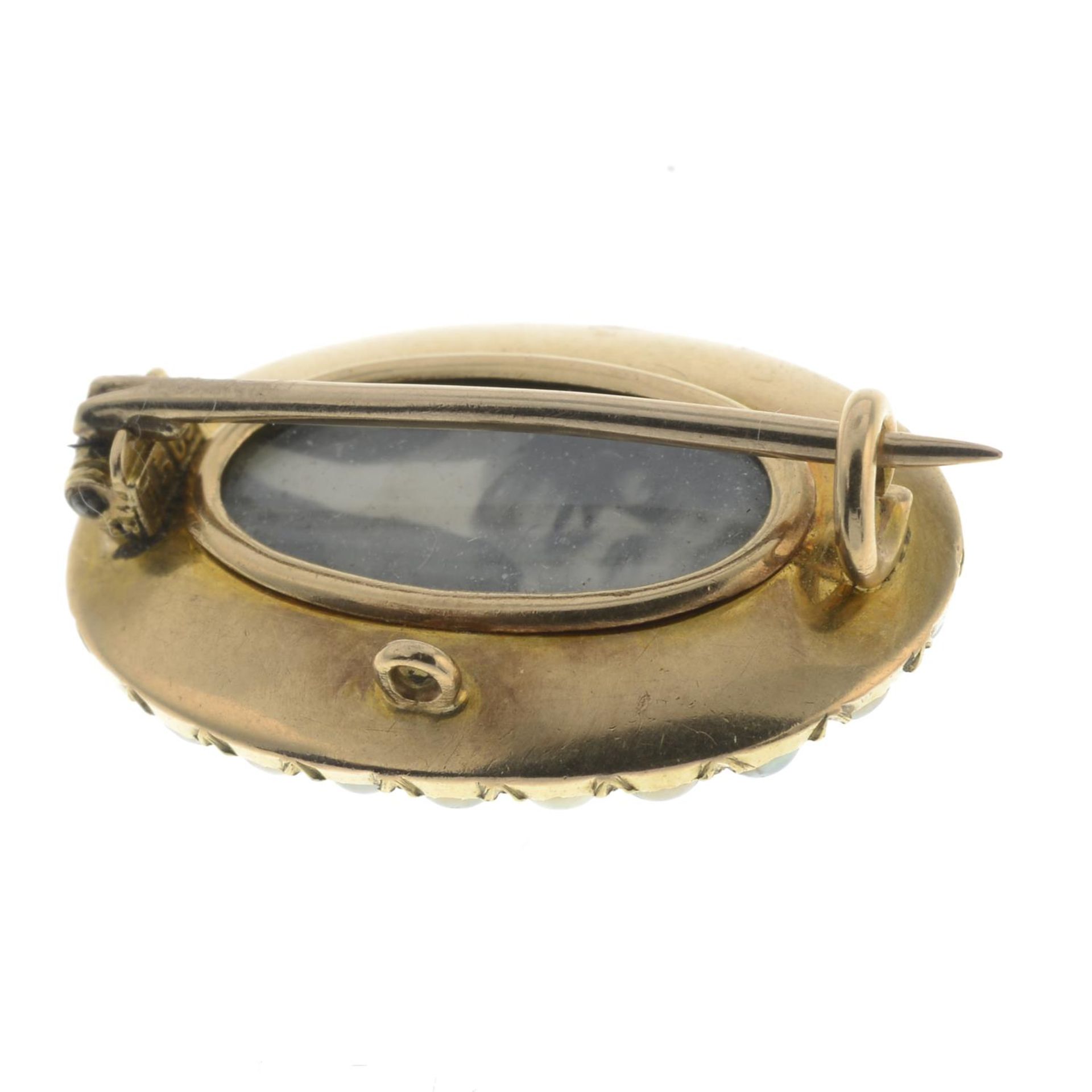 A late 19th century gold diamond, onyx and split pearl mourning brooch.Length 2.2cms. - Bild 2 aus 2