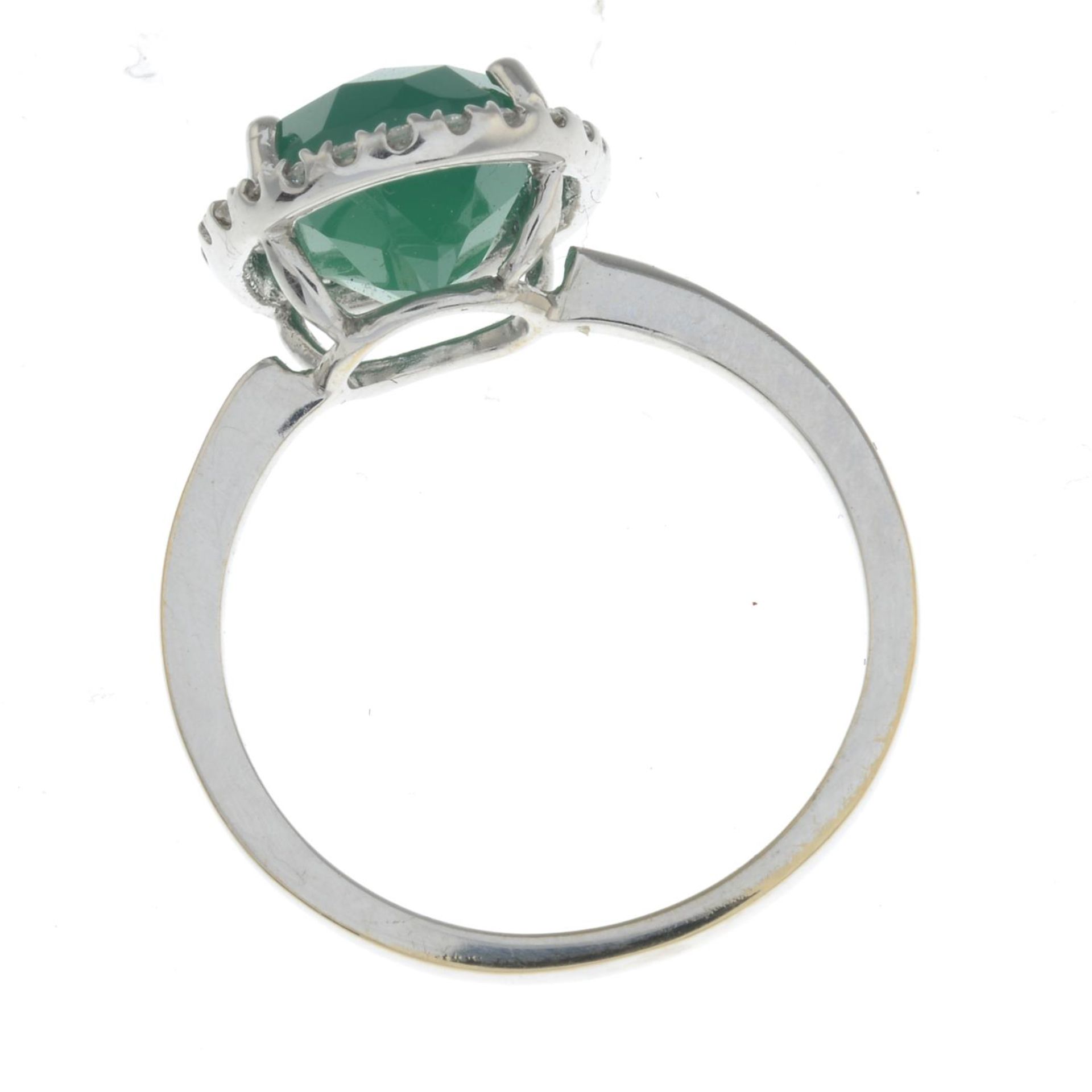 A chrysoprase and diamond cluster ring. - Bild 2 aus 2