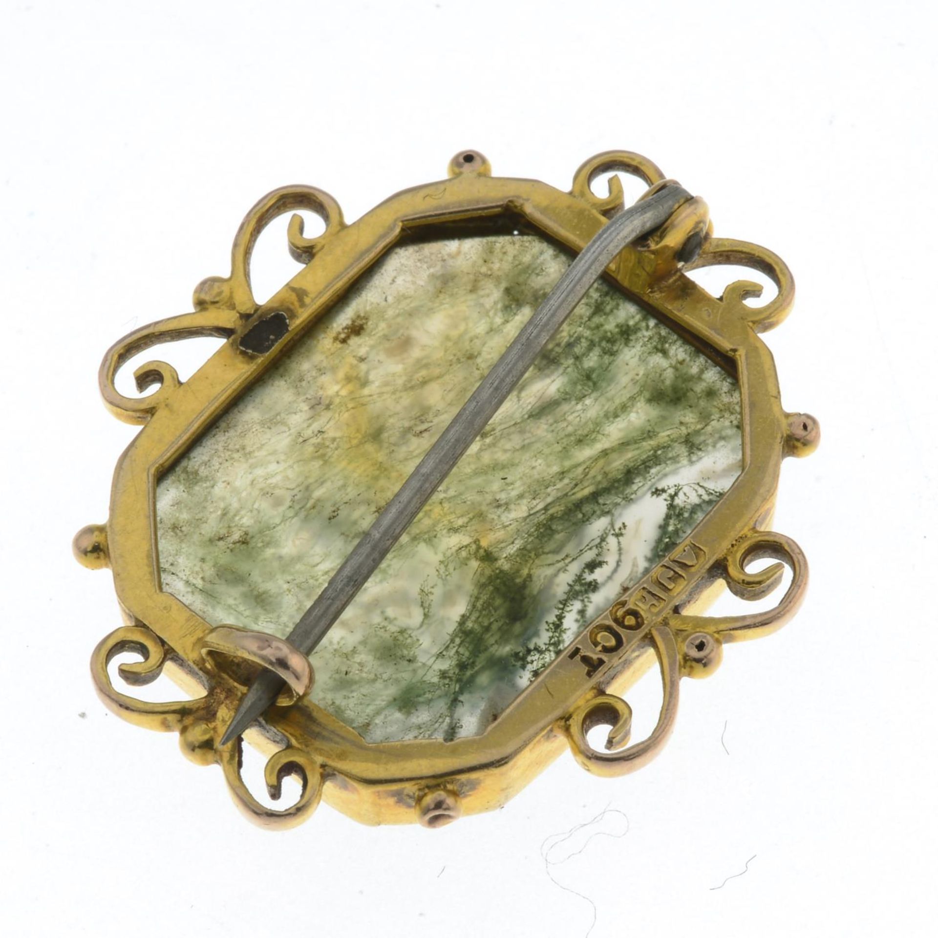 An early 20th century 9ct gold moss agate brooch.Stamped 9ct.Length 2.7cms. - Bild 2 aus 2