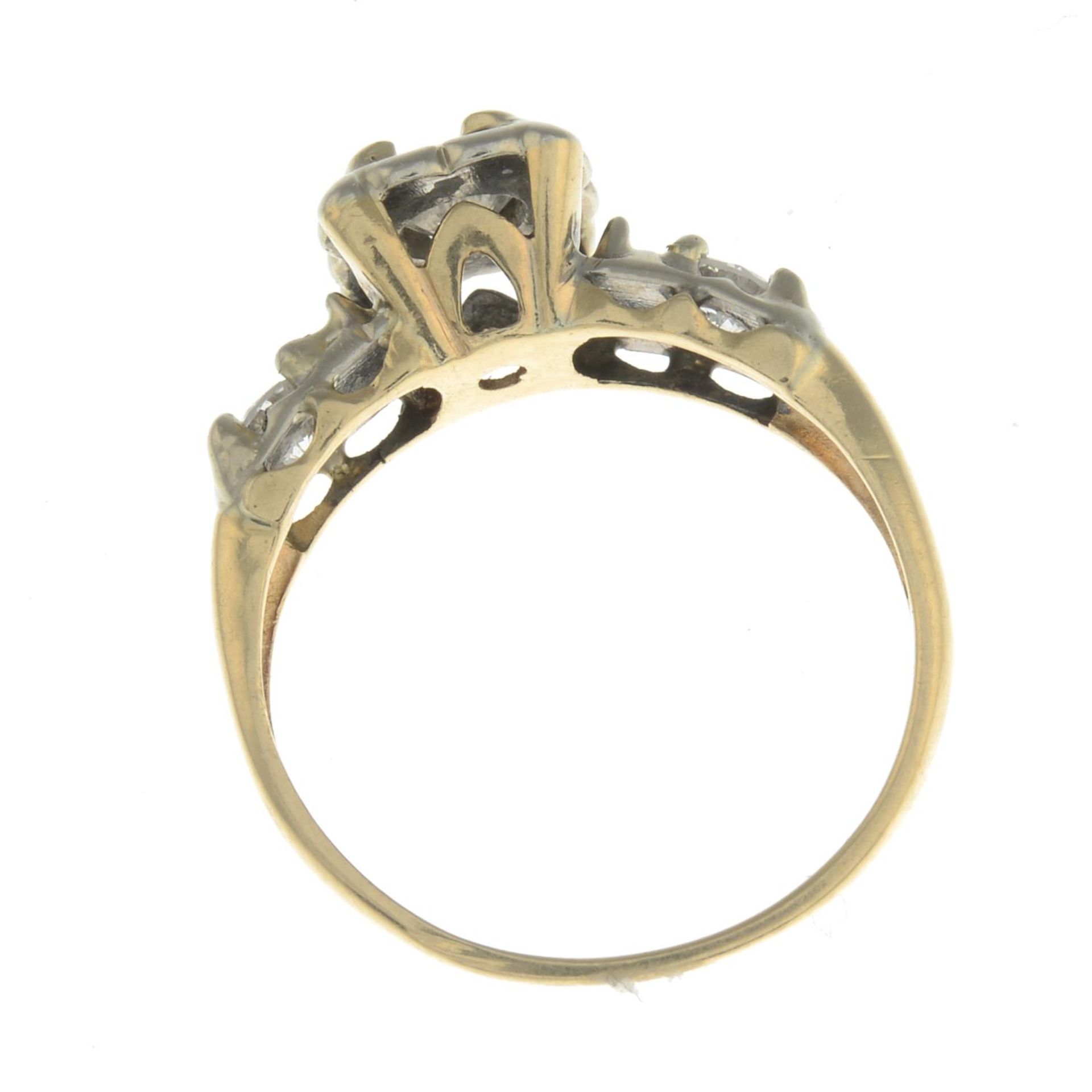 A diamond three-stone ring.Estimated total diamond weight 0.50ct, H-J colour, SI clarity. - Bild 2 aus 2