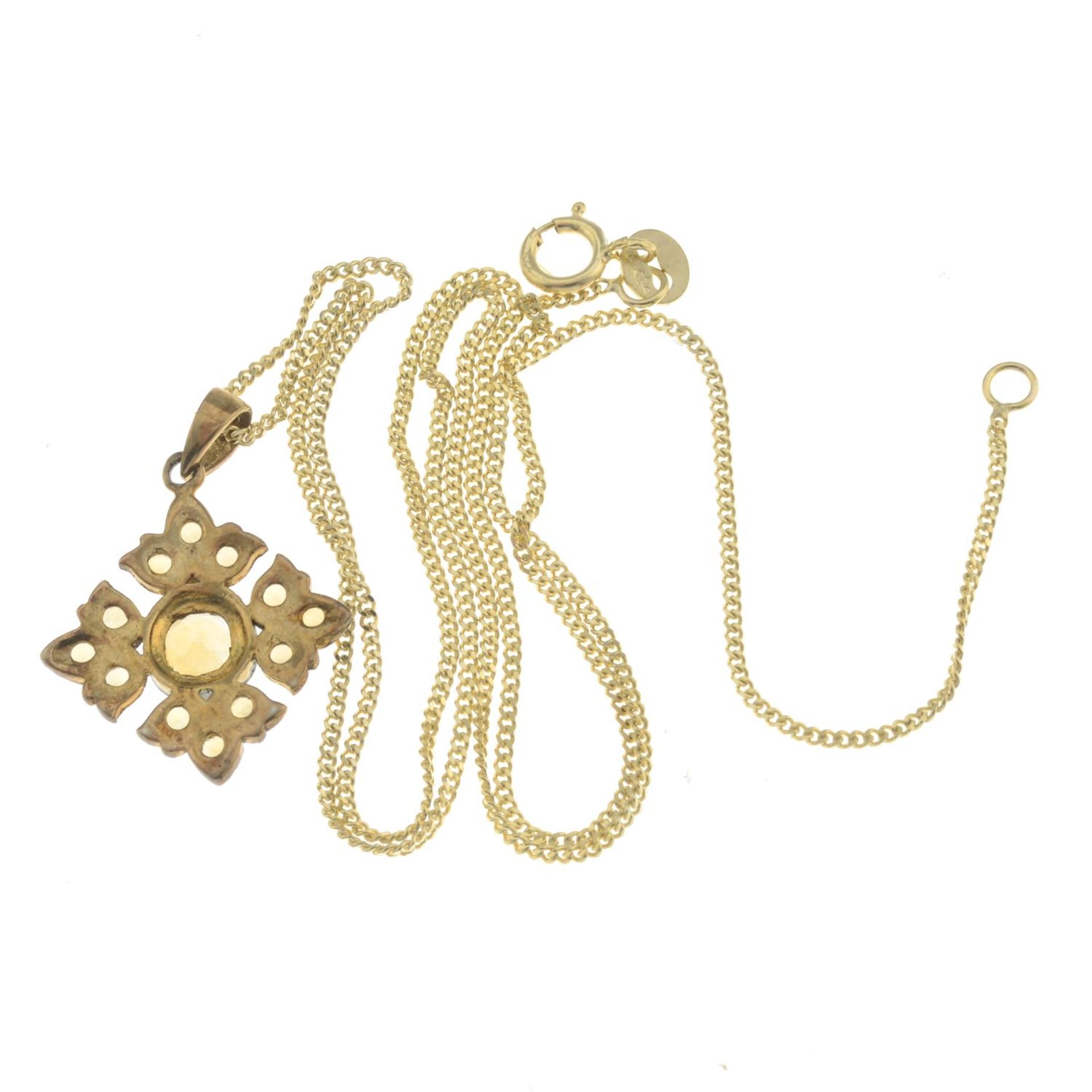 A citrine quatrefoil pendant, with 9ct gold chain.Chain with hallmarks for 9ct gold. - Bild 2 aus 2