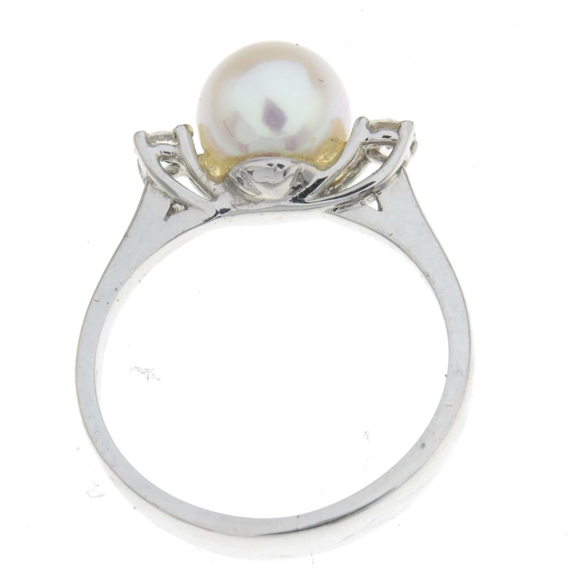 A cultured pearl and diamond three-stone ring. - Bild 2 aus 2