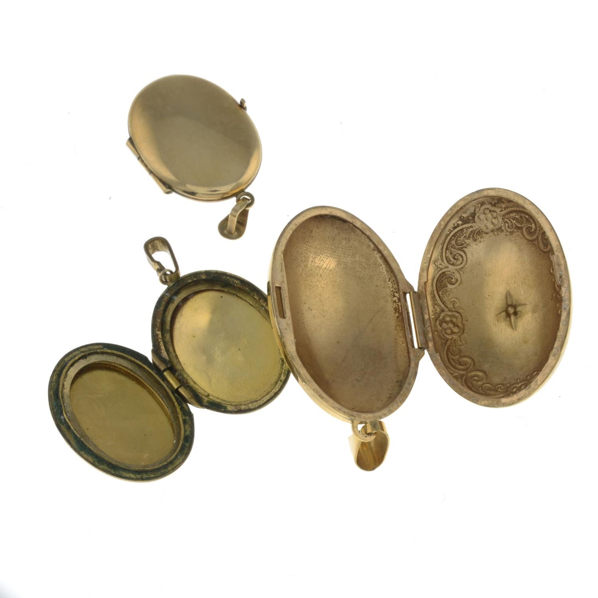 Three lockets.Two with hallmarks for 9ct gold, lengths 3.1 and 4.1cms, 6.7gms. - Bild 2 aus 2