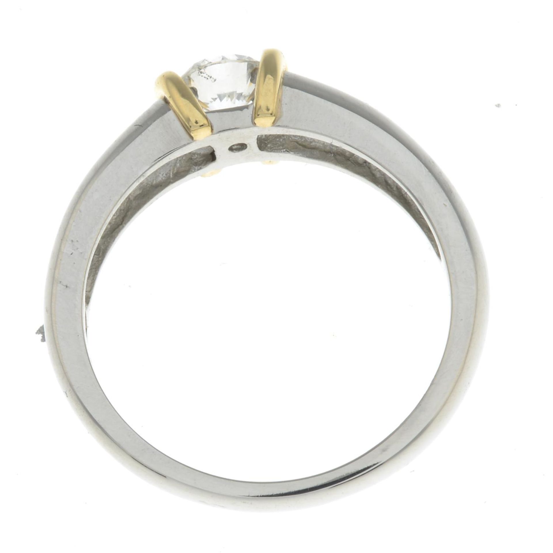 A platinum diamond bi-colour ring. - Bild 2 aus 2