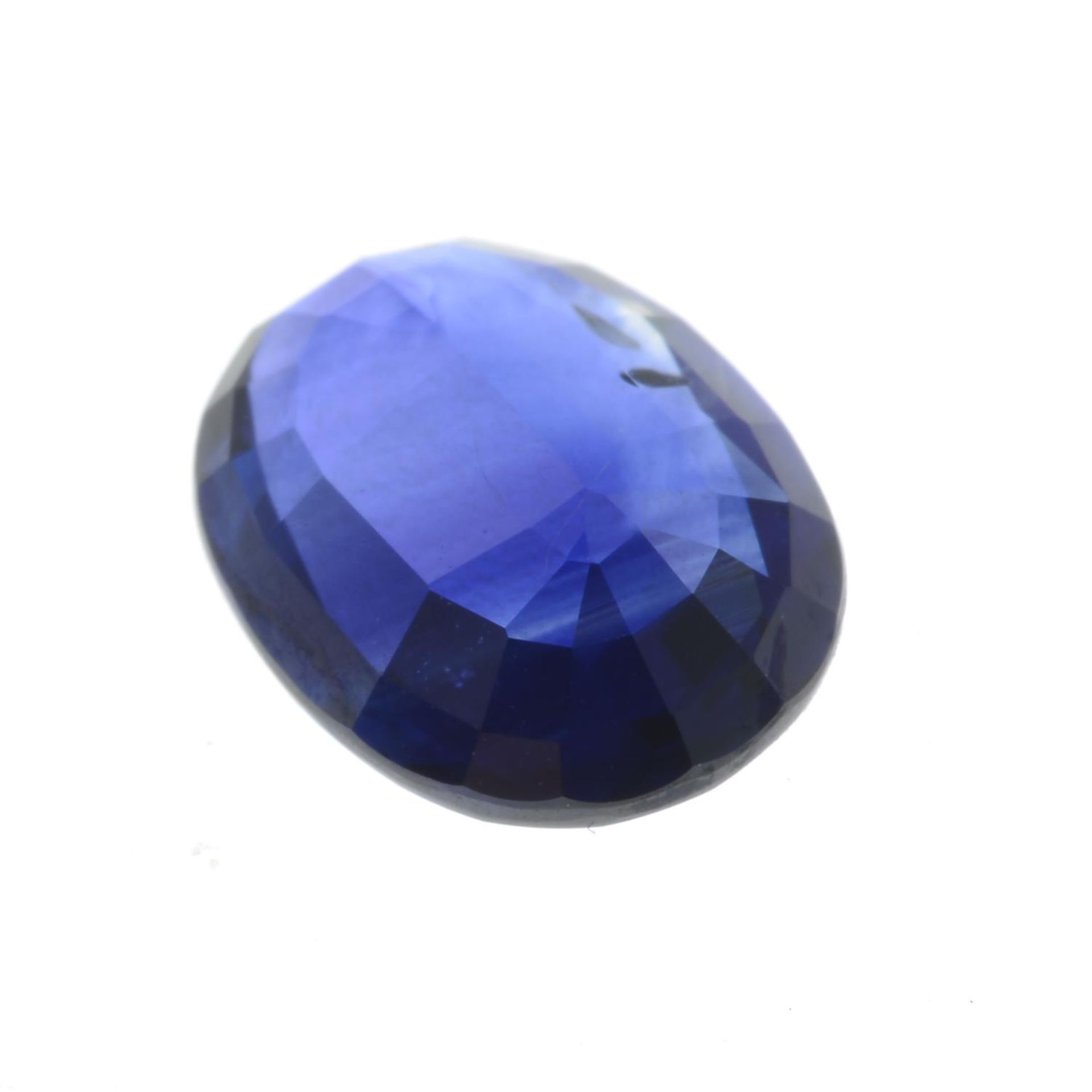 An oval-shape Sri Lankan sapphire. - Image 2 of 4