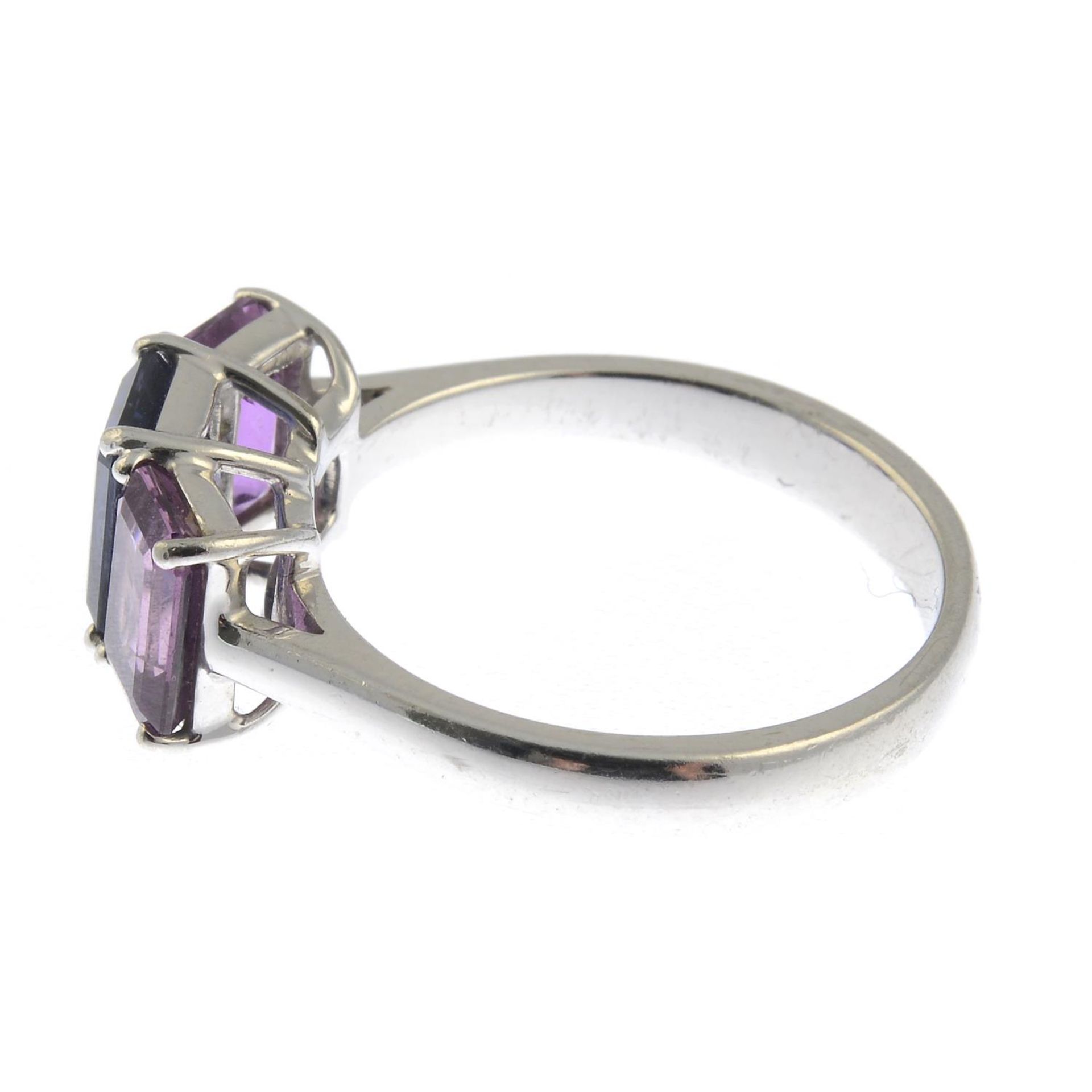 A sapphire and pink sapphire three-stone ring. - Bild 3 aus 3
