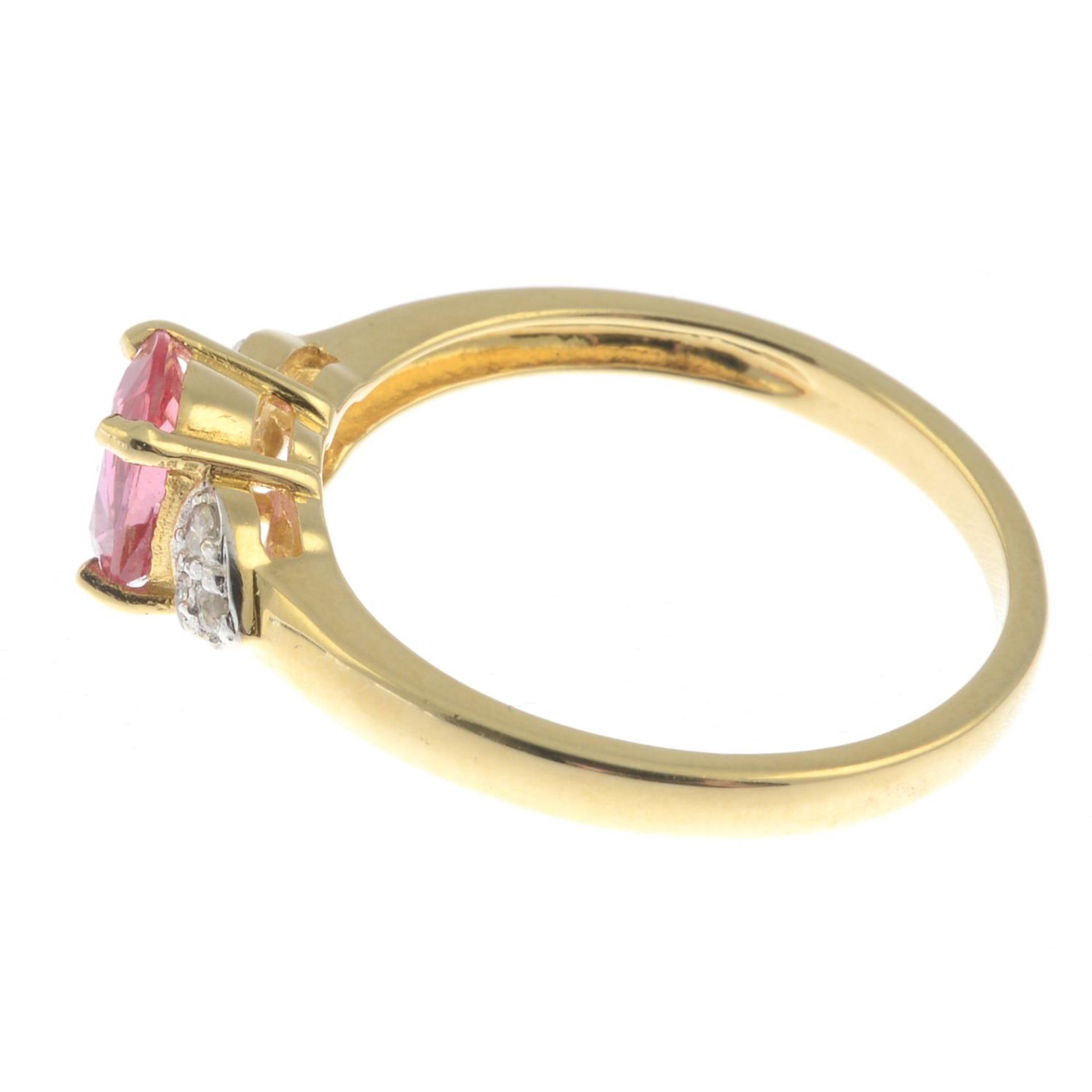 An 18ct gold orangish-pink sapphire and briliant-cut diamond dress ring.Sapphire weight - Bild 3 aus 5