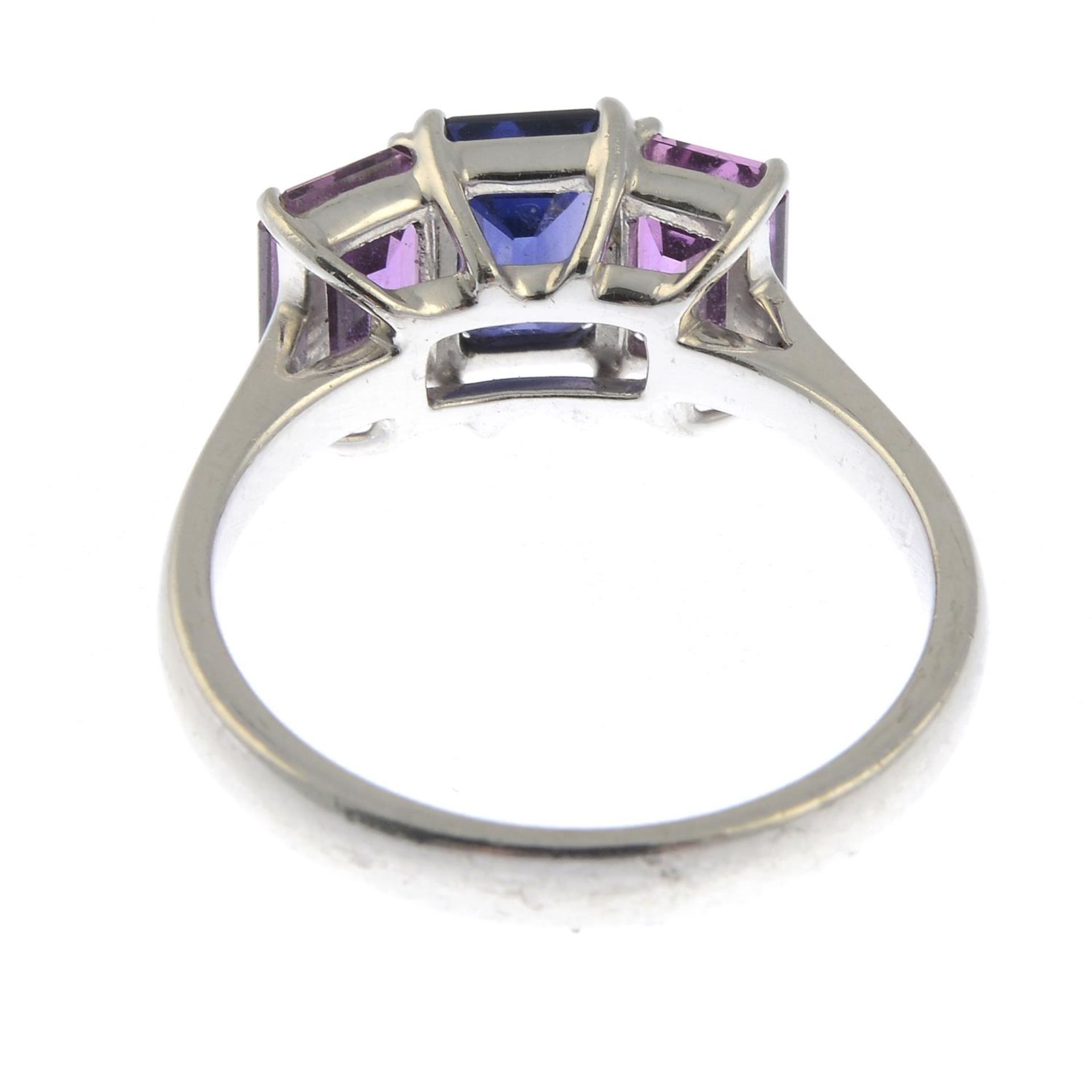 A sapphire and pink sapphire three-stone ring. - Bild 2 aus 3