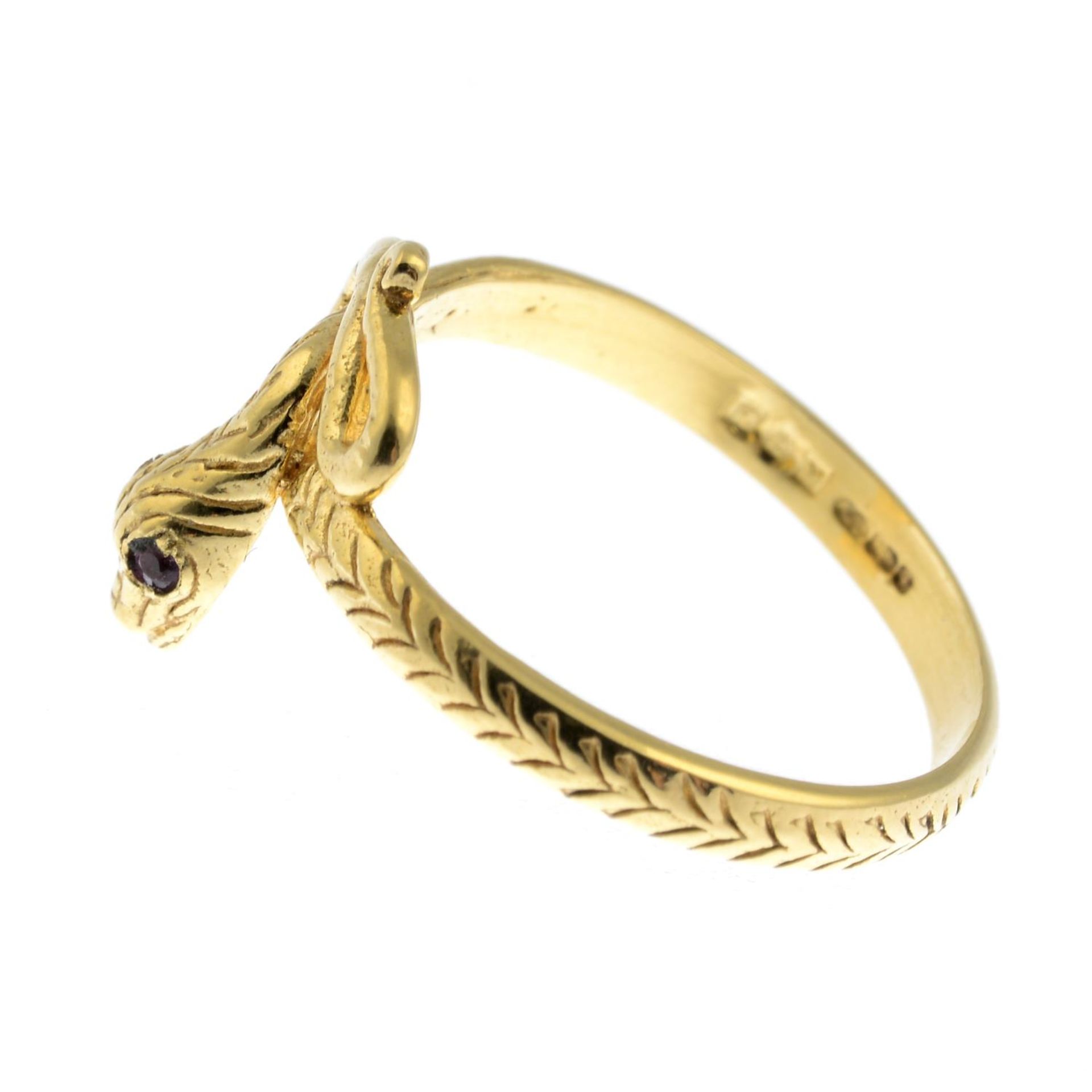 An 18ct gold snake ring, with ruby eyes detail.Hallmarks for 18ct gold. - Bild 3 aus 3