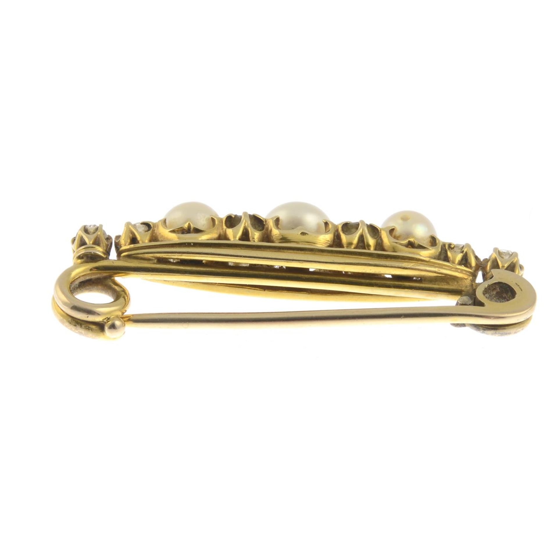 An early 20th century cultured pearl and old-cut diamond bar brooch.Estimated total diamond weight - Bild 2 aus 3