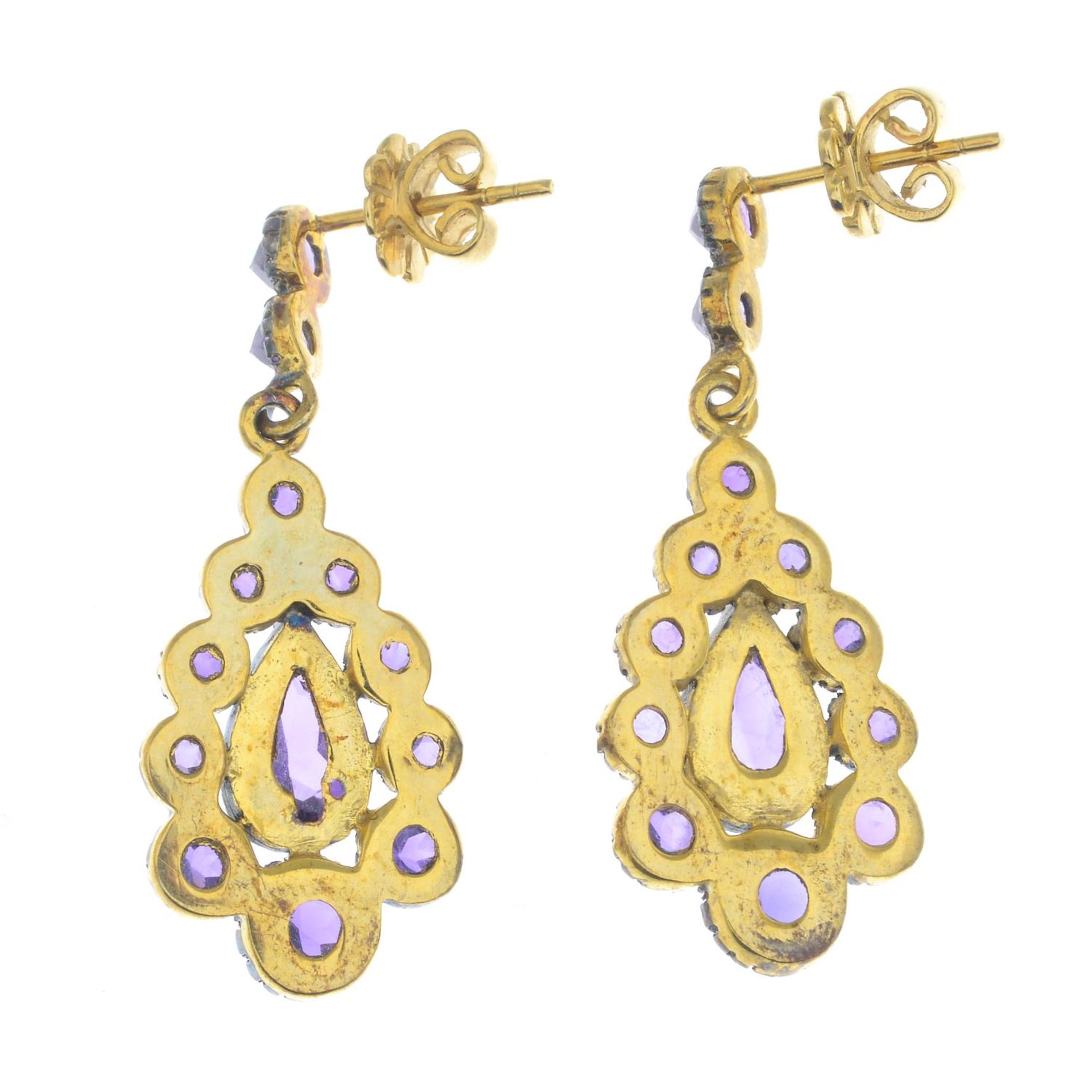 A pair of amethyst drop earrings.Length 3.3cms. - Bild 2 aus 2