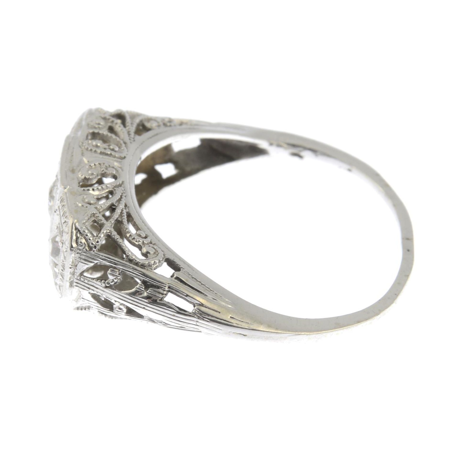 A diamond three-stone ring. - Bild 3 aus 3