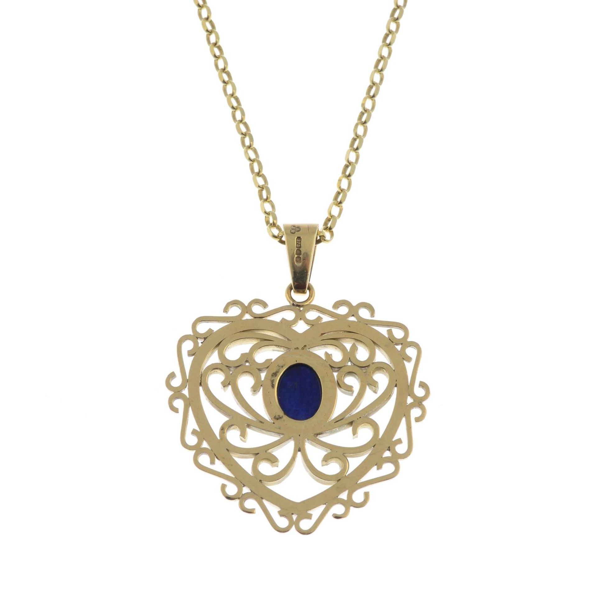 A 9ct gold lapis lazuli openwork pendant, with chain. - Bild 2 aus 2