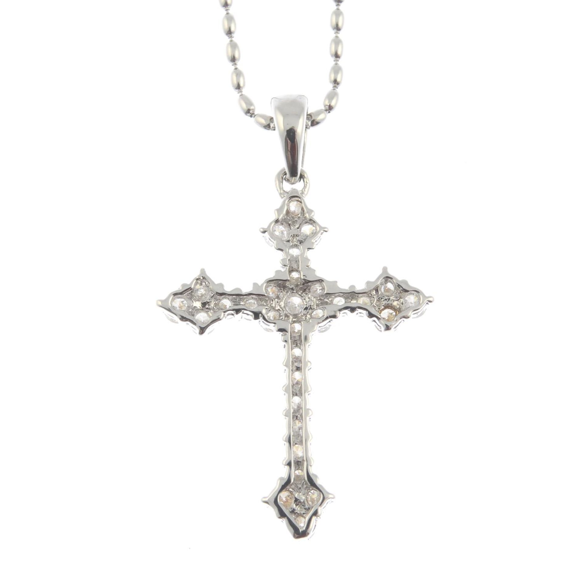 A brilliant-cut diamond cross pendant, - Bild 2 aus 2