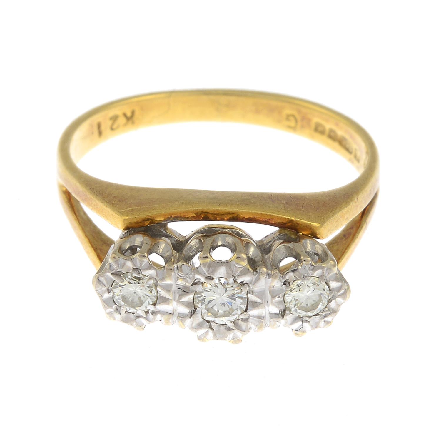 An 18ct gold diamond three-stone ring.Estimated total diamond weight 0.25ct.